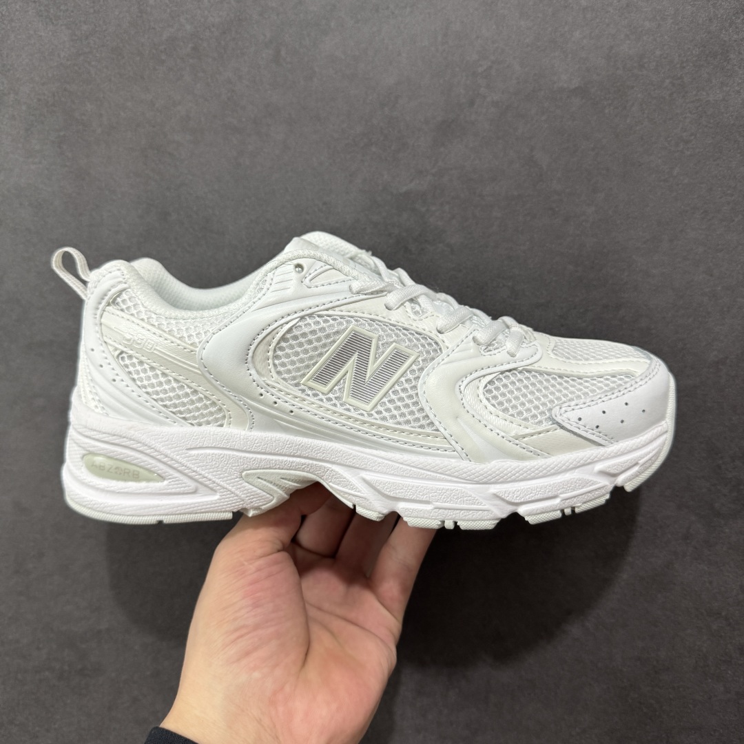 【K8版本】New Balance NB530 新百伦复古透气跑步鞋 抛弃过往以皮革为主的人气轮廓 以极具复古风范的跑鞋外观呈现 设计上全鞋以简约清爽的纯白色作基底 鞋身覆盖大面积织物网眼材质 并于鞋头、鞋带孔眼片等细节处点缀对比鲜明的反光银镀层凸显 鞋舌、侧身等位置则辅以一贯的「N」字标志和品牌徽标彰显身份 最后通过搭载的 ABZORB 缓震中底完善整体造型 货号:MR530FW1 尺码:36-45带半码-选品中心