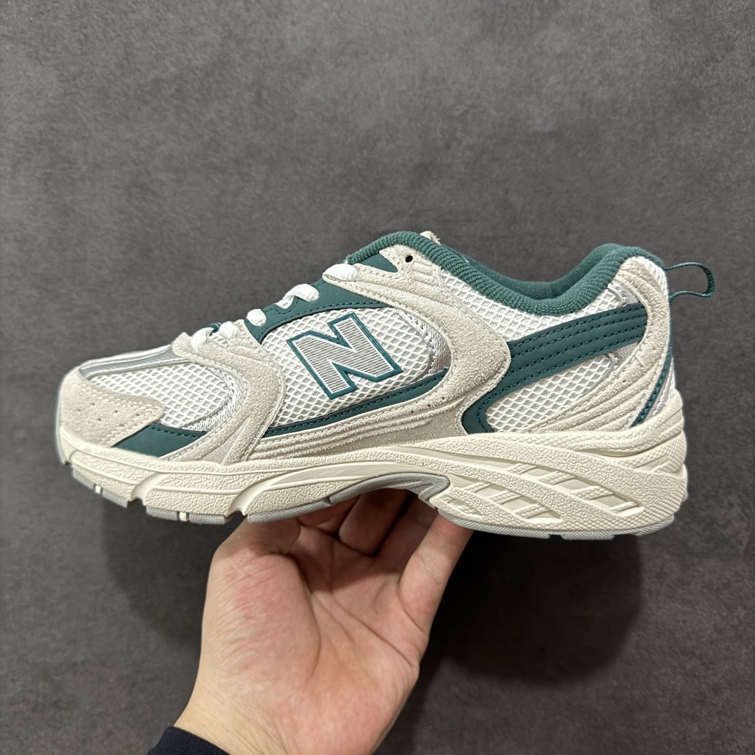 图片[2]-【K8版本】New Balance NB530 新百伦复古透气跑步鞋 抛弃过往以皮革为主的人气轮廓 以极具复古风范的跑鞋外观呈现 设计上全鞋以简约清爽的纯白色作基底 鞋身覆盖大面积织物网眼材质 并于鞋头、鞋带孔眼片等细节处点缀对比鲜明的反光银镀层凸显 鞋舌、侧身等位置则辅以一贯的「N」字标志和品牌徽标彰显身份 最后通过搭载的 ABZORB 缓震中底完善整体造型 货号：MR530QA 尺码：36-45带半码-选品中心