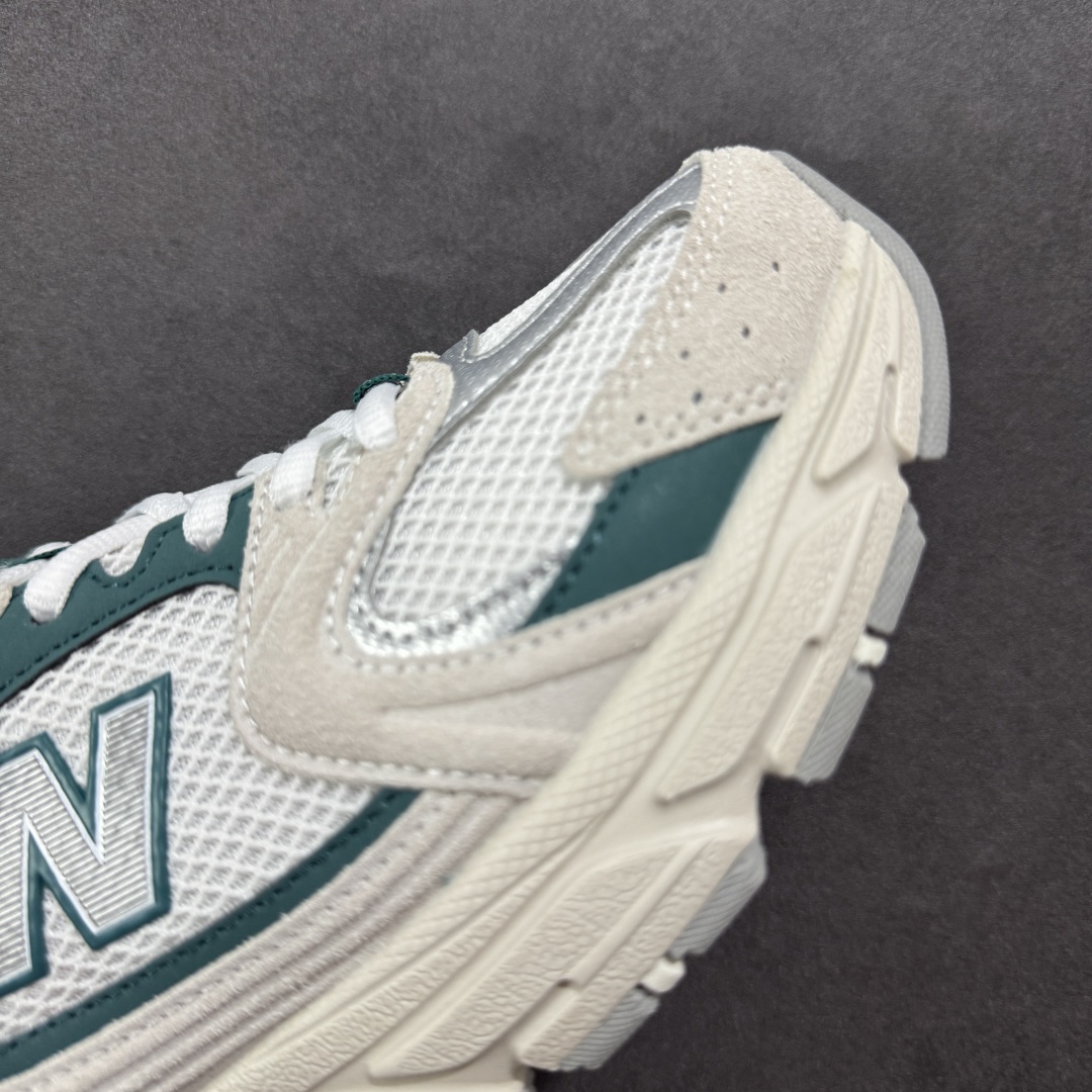 图片[5]-【K8版本】New Balance NB530 新百伦复古透气跑步鞋 抛弃过往以皮革为主的人气轮廓 以极具复古风范的跑鞋外观呈现 设计上全鞋以简约清爽的纯白色作基底 鞋身覆盖大面积织物网眼材质 并于鞋头、鞋带孔眼片等细节处点缀对比鲜明的反光银镀层凸显 鞋舌、侧身等位置则辅以一贯的「N」字标志和品牌徽标彰显身份 最后通过搭载的 ABZORB 缓震中底完善整体造型 货号：MR530QA 尺码：36-45带半码-选品中心