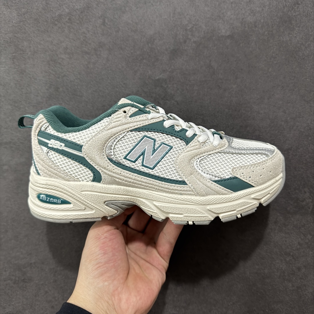 【K8版本】New Balance NB530 新百伦复古透气跑步鞋 抛弃过往以皮革为主的人气轮廓 以极具复古风范的跑鞋外观呈现 设计上全鞋以简约清爽的纯白色作基底 鞋身覆盖大面积织物网眼材质 并于鞋头、鞋带孔眼片等细节处点缀对比鲜明的反光银镀层凸显 鞋舌、侧身等位置则辅以一贯的「N」字标志和品牌徽标彰显身份 最后通过搭载的 ABZORB 缓震中底完善整体造型 货号:MR530QA 尺码:36-45带半码-选品中心
