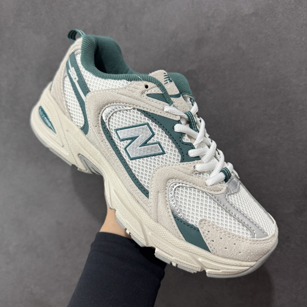 图片[3]-【K8版本】New Balance NB530 新百伦复古透气跑步鞋 抛弃过往以皮革为主的人气轮廓 以极具复古风范的跑鞋外观呈现 设计上全鞋以简约清爽的纯白色作基底 鞋身覆盖大面积织物网眼材质 并于鞋头、鞋带孔眼片等细节处点缀对比鲜明的反光银镀层凸显 鞋舌、侧身等位置则辅以一贯的「N」字标志和品牌徽标彰显身份 最后通过搭载的 ABZORB 缓震中底完善整体造型 货号：MR530QA 尺码：36-45带半码-选品中心
