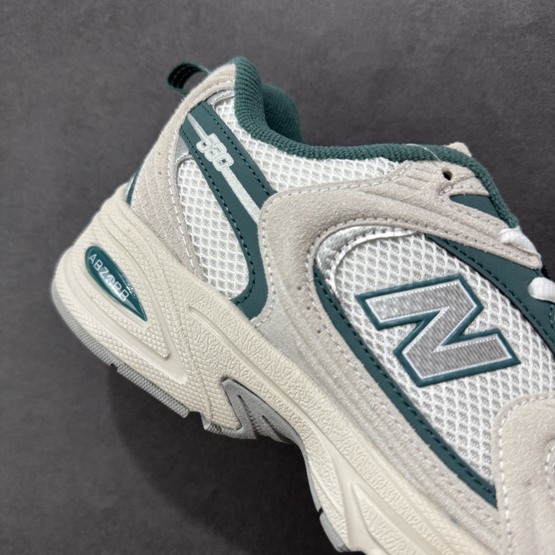 图片[6]-【K8版本】New Balance NB530 新百伦复古透气跑步鞋 抛弃过往以皮革为主的人气轮廓 以极具复古风范的跑鞋外观呈现 设计上全鞋以简约清爽的纯白色作基底 鞋身覆盖大面积织物网眼材质 并于鞋头、鞋带孔眼片等细节处点缀对比鲜明的反光银镀层凸显 鞋舌、侧身等位置则辅以一贯的「N」字标志和品牌徽标彰显身份 最后通过搭载的 ABZORB 缓震中底完善整体造型 货号：MR530QA 尺码：36-45带半码-选品中心