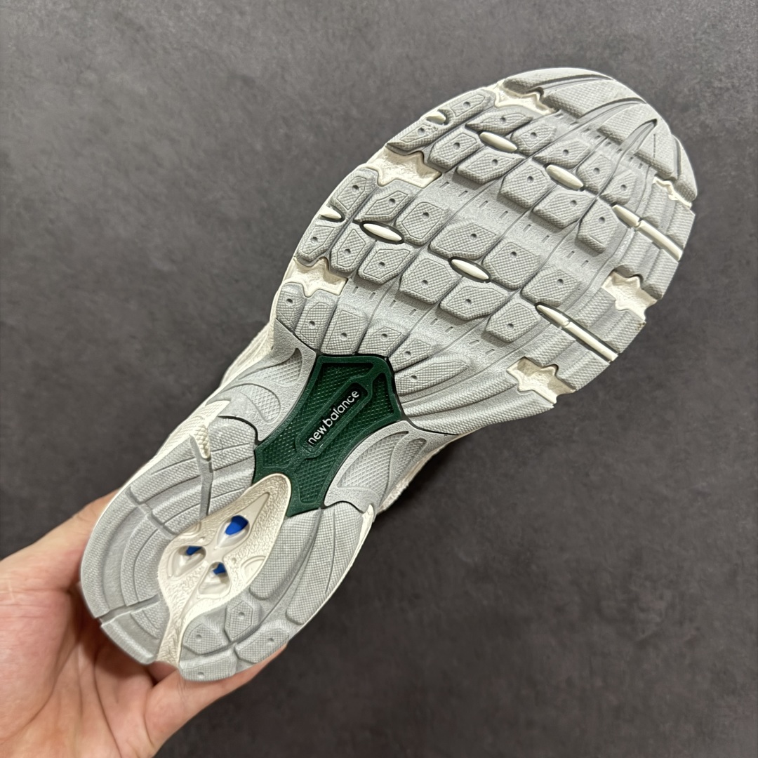 图片[9]-【K8版本】New Balance NB530 新百伦复古透气跑步鞋 抛弃过往以皮革为主的人气轮廓 以极具复古风范的跑鞋外观呈现 设计上全鞋以简约清爽的纯白色作基底 鞋身覆盖大面积织物网眼材质 并于鞋头、鞋带孔眼片等细节处点缀对比鲜明的反光银镀层凸显 鞋舌、侧身等位置则辅以一贯的「N」字标志和品牌徽标彰显身份 最后通过搭载的 ABZORB 缓震中底完善整体造型 货号：MR530QA 尺码：36-45带半码-选品中心