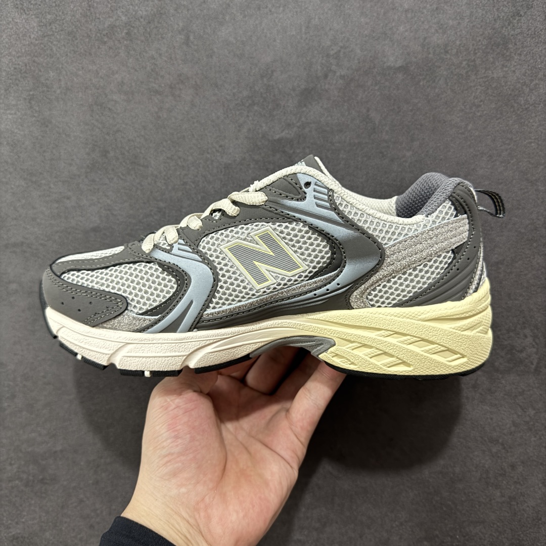 图片[2]-【K8版本】New Balance NB530 新百伦复古透气跑步鞋 抛弃过往以皮革为主的人气轮廓 以极具复古风范的跑鞋外观呈现 设计上全鞋以简约清爽的纯白色作基底 鞋身覆盖大面积织物网眼材质 并于鞋头、鞋带孔眼片等细节处点缀对比鲜明的反光银镀层凸显 鞋舌、侧身等位置则辅以一贯的「N」字标志和品牌徽标彰显身份 最后通过搭载的 ABZORB 缓震中底完善整体造型 货号：MR530TG 尺码：36-45带半码-选品中心
