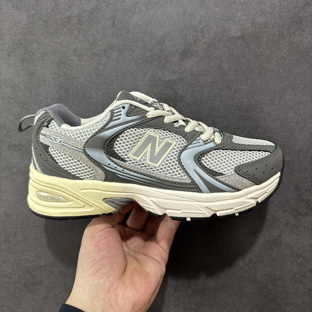 【K8版本】New Balance NB530 新百伦复古透气跑步鞋 抛弃过往以皮革为主的人气轮廓 以极具复古风范的跑鞋外观呈现 设计上全鞋以简约清爽的纯白色作基底 鞋身覆盖大面积织物网眼材质 并于鞋头、鞋带孔眼片等细节处点缀对比鲜明的反光银镀层凸显 鞋舌、侧身等位置则辅以一贯的「N」字标志和品牌徽标彰显身份 最后通过搭载的 ABZORB 缓震中底完善整体造型 货号:MR530TG 尺码:36-45带半码-选品中心