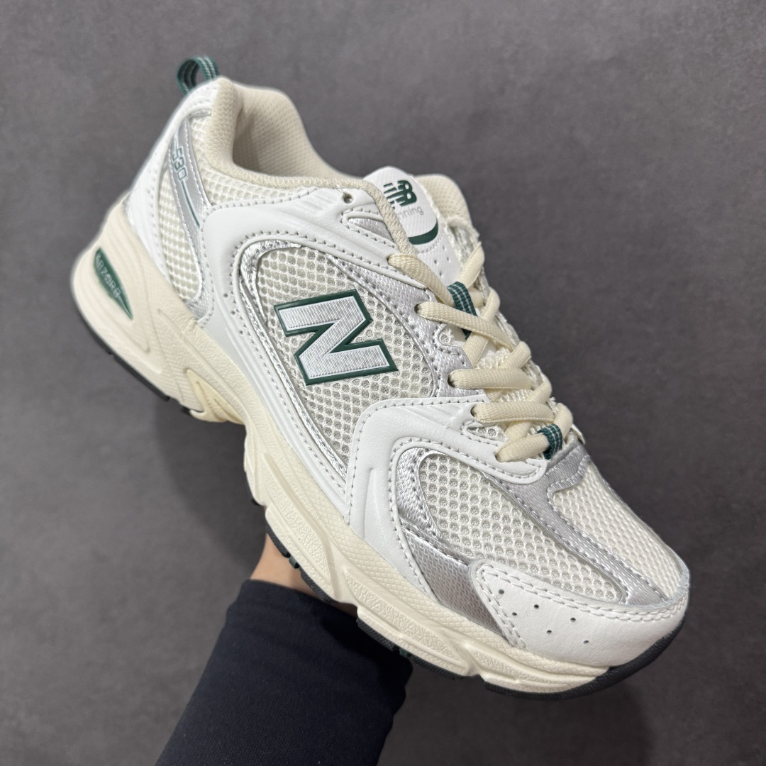 图片[3]-【K8版本】New Balance NB530 新百伦复古透气跑步鞋 抛弃过往以皮革为主的人气轮廓 以极具复古风范的跑鞋外观呈现 设计上全鞋以简约清爽的纯白色作基底 鞋身覆盖大面积织物网眼材质 并于鞋头、鞋带孔眼片等细节处点缀对比鲜明的反光银镀层凸显 鞋舌、侧身等位置则辅以一贯的「N」字标志和品牌徽标彰显身份 最后通过搭载的 ABZORB 缓震中底完善整体造型 货号：MR530SX 尺码：36-45带半码-选品中心