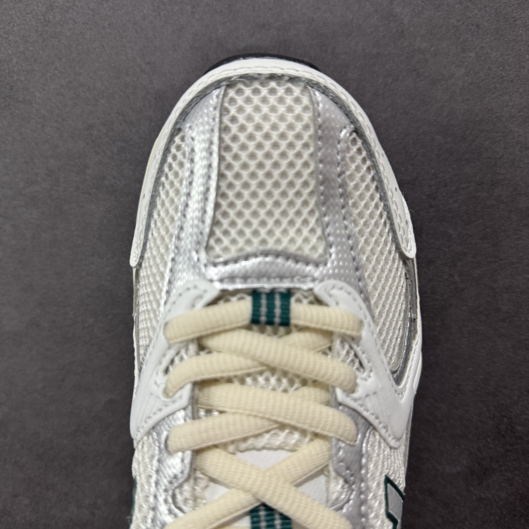 图片[8]-【K8版本】New Balance NB530 新百伦复古透气跑步鞋 抛弃过往以皮革为主的人气轮廓 以极具复古风范的跑鞋外观呈现 设计上全鞋以简约清爽的纯白色作基底 鞋身覆盖大面积织物网眼材质 并于鞋头、鞋带孔眼片等细节处点缀对比鲜明的反光银镀层凸显 鞋舌、侧身等位置则辅以一贯的「N」字标志和品牌徽标彰显身份 最后通过搭载的 ABZORB 缓震中底完善整体造型 货号：MR530SX 尺码：36-45带半码-选品中心
