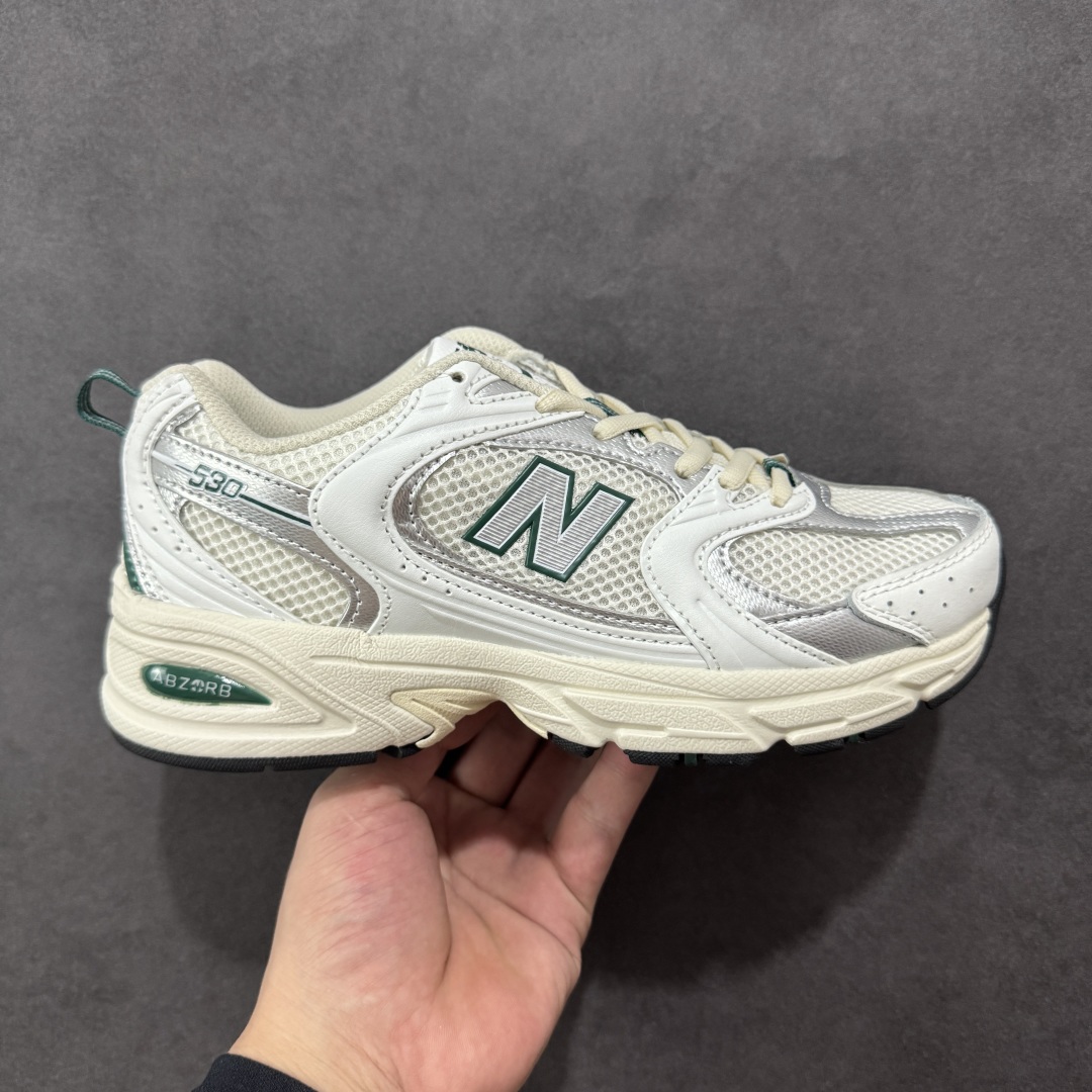 【K8版本】New Balance NB530 新百伦复古透气跑步鞋 抛弃过往以皮革为主的人气轮廓 以极具复古风范的跑鞋外观呈现 设计上全鞋以简约清爽的纯白色作基底 鞋身覆盖大面积织物网眼材质 并于鞋头、鞋带孔眼片等细节处点缀对比鲜明的反光银镀层凸显 鞋舌、侧身等位置则辅以一贯的「N」字标志和品牌徽标彰显身份 最后通过搭载的 ABZORB 缓震中底完善整体造型 货号:MR530SX 尺码:36-45带半码-选品中心