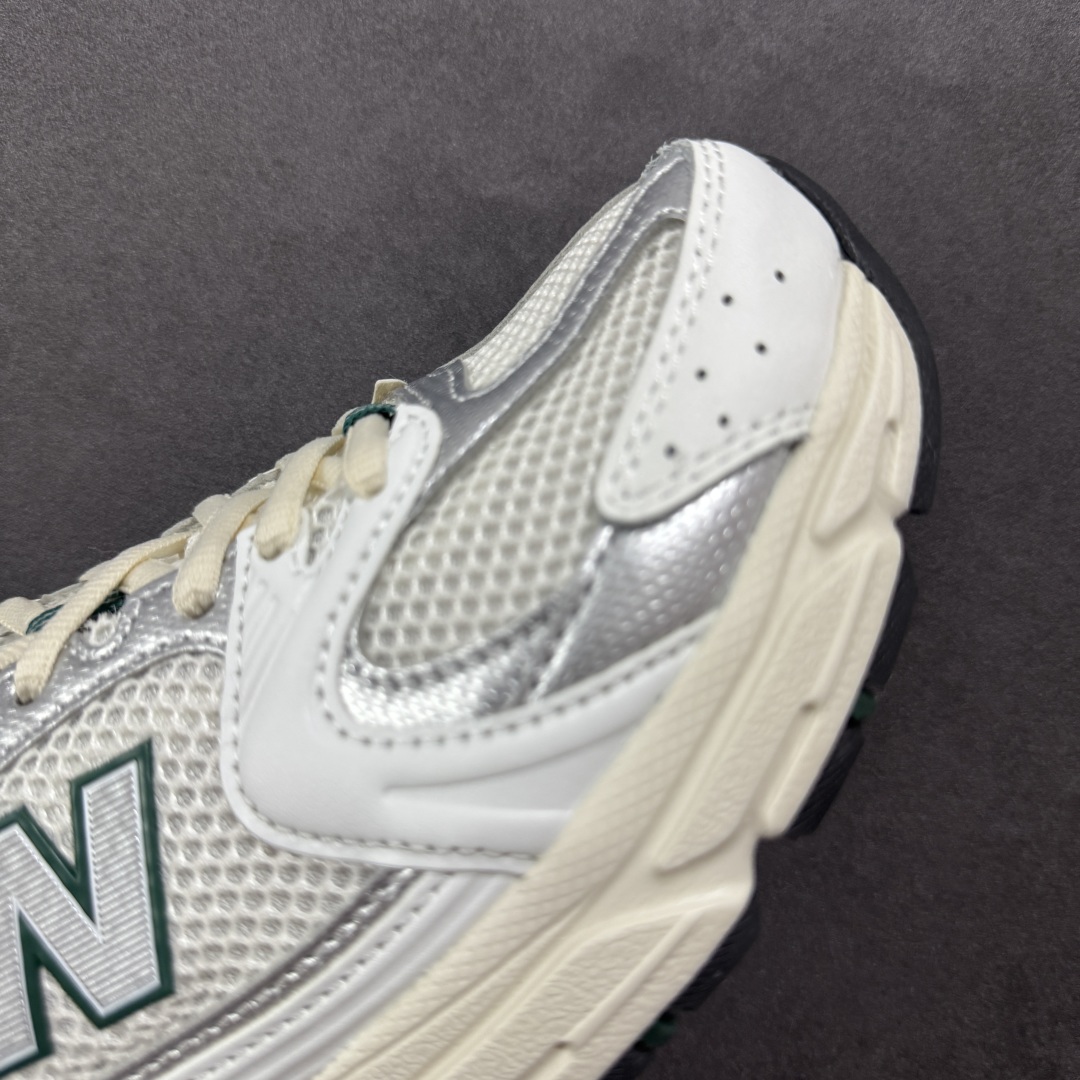 图片[5]-【K8版本】New Balance NB530 新百伦复古透气跑步鞋 抛弃过往以皮革为主的人气轮廓 以极具复古风范的跑鞋外观呈现 设计上全鞋以简约清爽的纯白色作基底 鞋身覆盖大面积织物网眼材质 并于鞋头、鞋带孔眼片等细节处点缀对比鲜明的反光银镀层凸显 鞋舌、侧身等位置则辅以一贯的「N」字标志和品牌徽标彰显身份 最后通过搭载的 ABZORB 缓震中底完善整体造型 货号：MR530SX 尺码：36-45带半码-选品中心