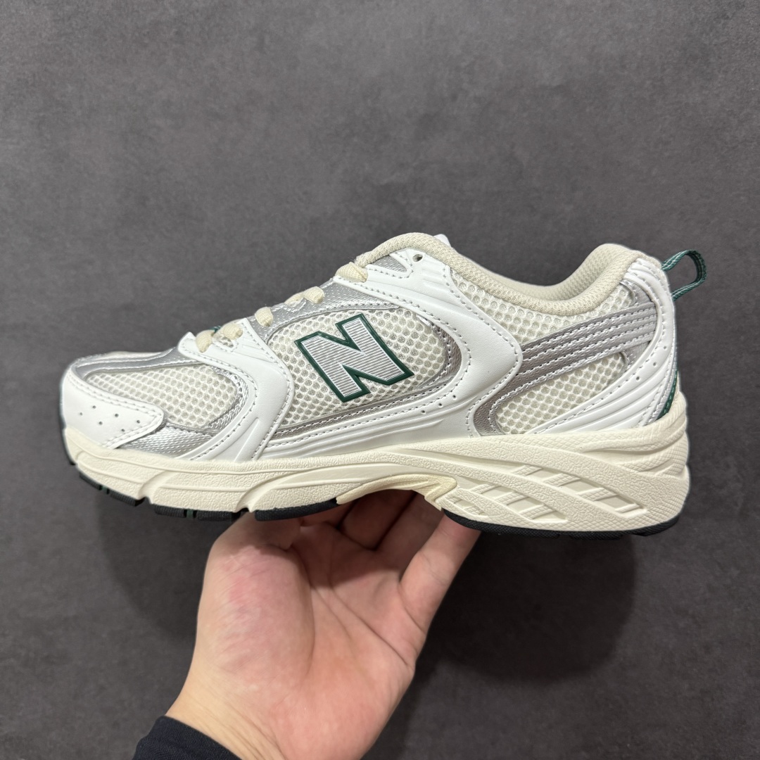 图片[2]-【K8版本】New Balance NB530 新百伦复古透气跑步鞋 抛弃过往以皮革为主的人气轮廓 以极具复古风范的跑鞋外观呈现 设计上全鞋以简约清爽的纯白色作基底 鞋身覆盖大面积织物网眼材质 并于鞋头、鞋带孔眼片等细节处点缀对比鲜明的反光银镀层凸显 鞋舌、侧身等位置则辅以一贯的「N」字标志和品牌徽标彰显身份 最后通过搭载的 ABZORB 缓震中底完善整体造型 货号：MR530SX 尺码：36-45带半码-选品中心