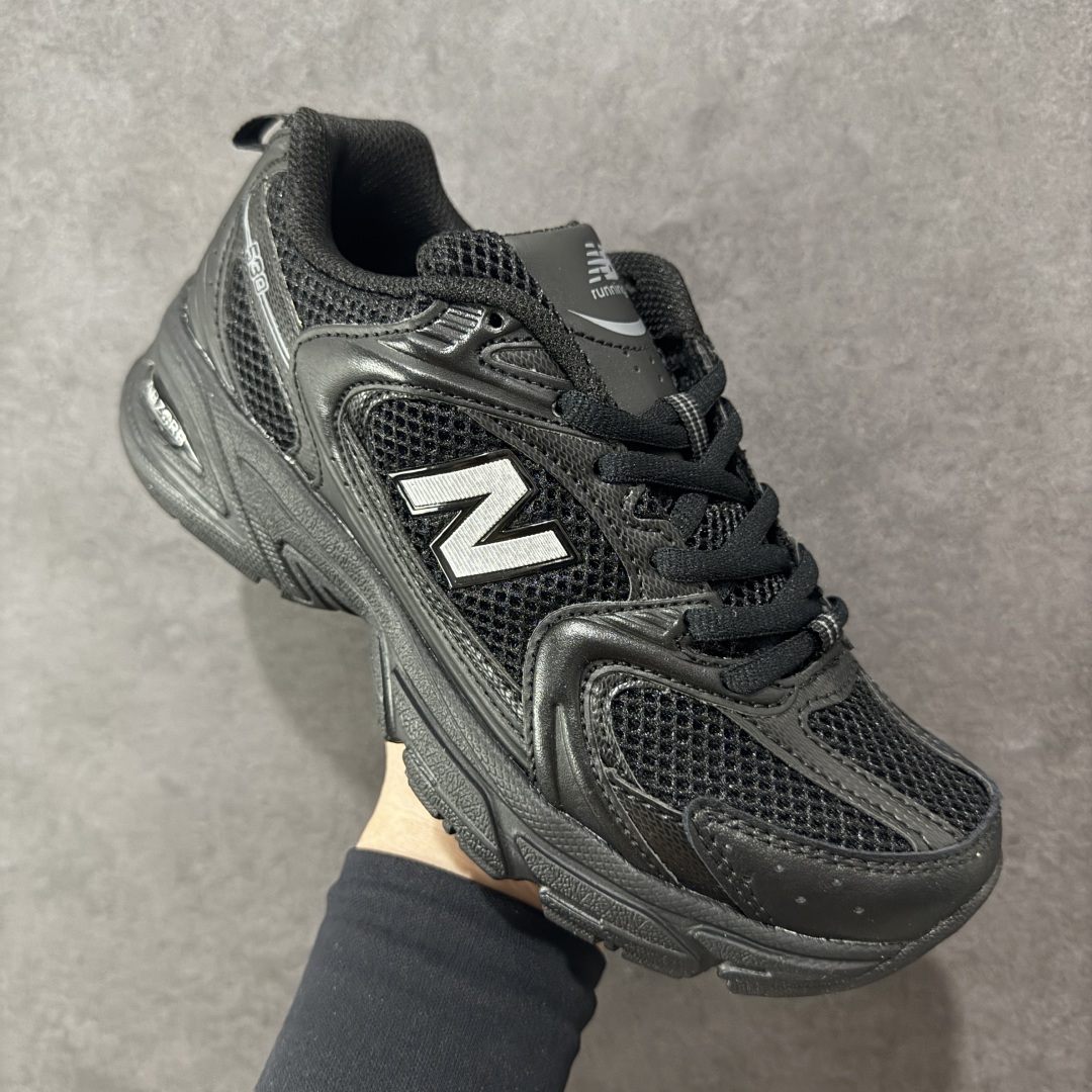 图片[3]-【K8版本】New Balance NB530 新百伦复古透气跑步鞋 抛弃过往以皮革为主的人气轮廓 以极具复古风范的跑鞋外观呈现 设计上全鞋以简约清爽的纯白色作基底 鞋身覆盖大面积织物网眼材质 并于鞋头、鞋带孔眼片等细节处点缀对比鲜明的反光银镀层凸显 鞋舌、侧身等位置则辅以一贯的「N」字标志和品牌徽标彰显身份 最后通过搭载的 ABZORB 缓震中底完善整体造型 货号：MR530FB1 尺码：36-45带半码-选品中心