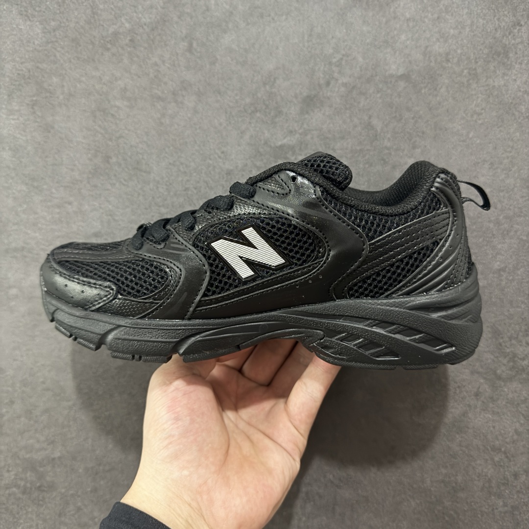 图片[2]-【K8版本】New Balance NB530 新百伦复古透气跑步鞋 抛弃过往以皮革为主的人气轮廓 以极具复古风范的跑鞋外观呈现 设计上全鞋以简约清爽的纯白色作基底 鞋身覆盖大面积织物网眼材质 并于鞋头、鞋带孔眼片等细节处点缀对比鲜明的反光银镀层凸显 鞋舌、侧身等位置则辅以一贯的「N」字标志和品牌徽标彰显身份 最后通过搭载的 ABZORB 缓震中底完善整体造型 货号：MR530FB1 尺码：36-45带半码-选品中心