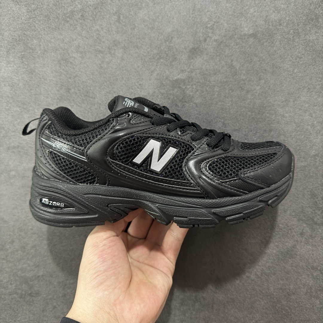 【K8版本】New Balance NB530 新百伦复古透气跑步鞋 抛弃过往以皮革为主的人气轮廓 以极具复古风范的跑鞋外观呈现 设计上全鞋以简约清爽的纯白色作基底 鞋身覆盖大面积织物网眼材质 并于鞋头、鞋带孔眼片等细节处点缀对比鲜明的反光银镀层凸显 鞋舌、侧身等位置则辅以一贯的「N」字标志和品牌徽标彰显身份 最后通过搭载的 ABZORB 缓震中底完善整体造型 货号:MR530FB1 尺码:36-45带半码-选品中心