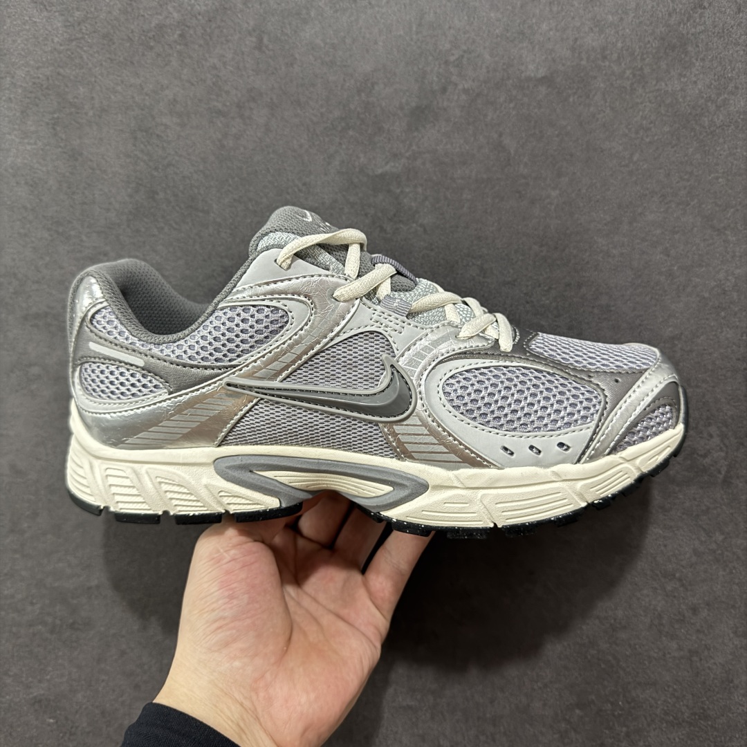 【纯原版】NK V5 RNR系列 夏季透气舒适百搭防滑耐磨低帮网面跑步鞋 目前市售最高品质 千禧年复古Y3K风格舒适百搭跑步鞋 融合了复古与现代设计元素，轻量化设计，鞋面采用透气网眼材料，搭配轻质泡沫中底，缓震舒适，适合日常通勤或轻量级徒步，可以满足日常穿搭的同时，还兼容户外徒步功能 货号：HJ5228-003 尺码：36 36.5 37.5 38 38.5 39 40 40.5 41 42 42.5 43 44 44.5 45-选品中心