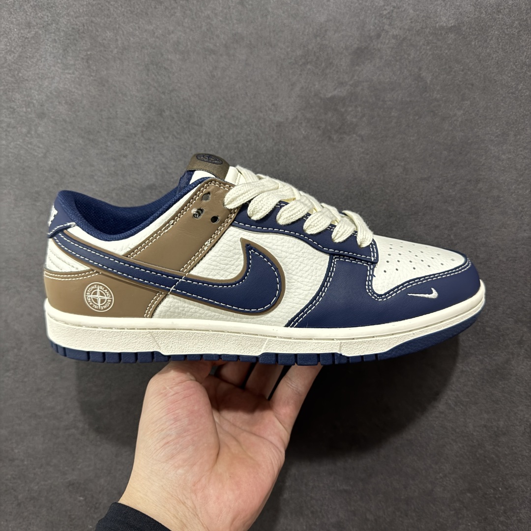 【定制版】NIKE SB Dunk Low x Stone Island 米蓝棕 公司级出品 极力推荐 原装头层材料 独家版型蒸餾加工 帶來的是更好的视觉和脚感体验 大厂纯原品质出货 清洁度 电绣工艺 皮料切割干净无任何毛边 细节完美 货号:XX9917 017 尺码: 36 36.5 37.5 38 38.5 39 40 40.5 41 42 42.5 43 44 44.5 45-选品中心