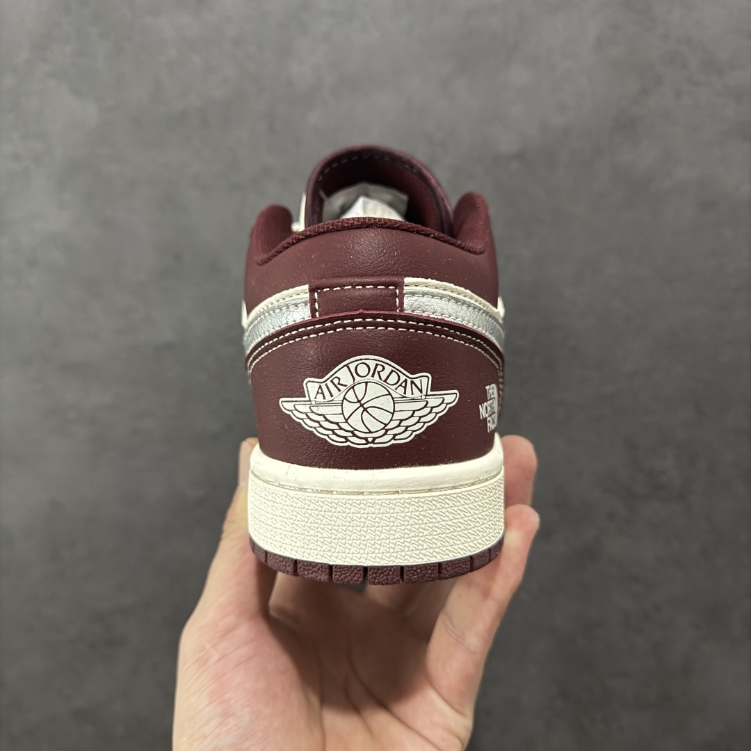 图片[4]-【定制版】Air Jordan 1 Retro Low x The North Face 白酒红小钩 官方同步新色 原装级产物 拒绝公底 立体鞋型 细节完美 高清洁度 购置公司同步原材料 原汁原味 忠于原版 货号：XX2422 022 尺码：36 36.5 37.5 38 38.5 39 40 40.5 41 42 42.5 43 44 44.5 45-选品中心