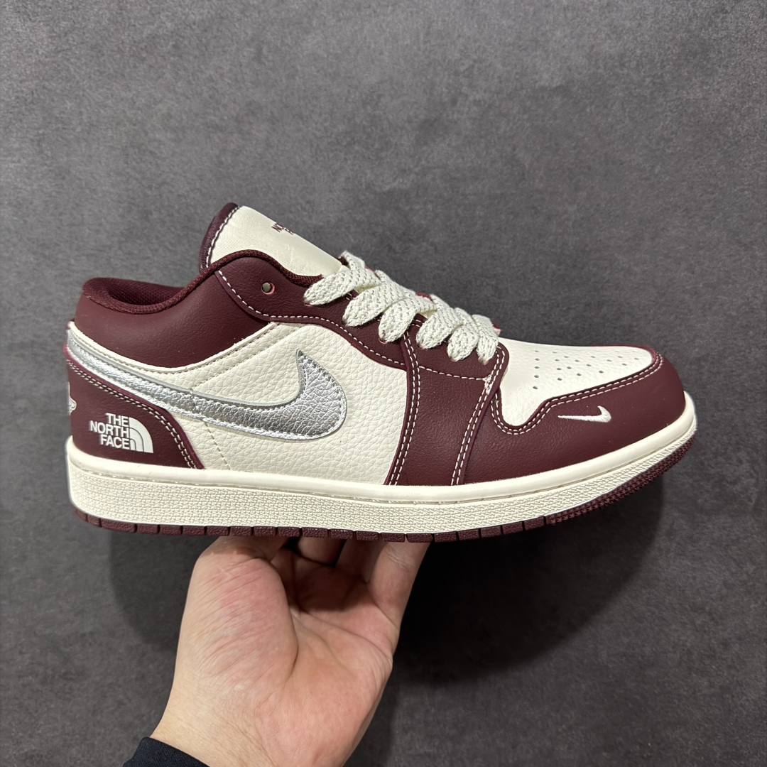 【定制版】Air Jordan 1 Retro Low x The North Face 白酒红小钩 官方同步新色 原装级产物 拒绝公底 立体鞋型 细节完美 高清洁度 购置公司同步原材料 原汁原味 忠于原版 货号：XX2422 022 尺码：36 36.5 37.5 38 38.5 39 40 40.5 41 42 42.5 43 44 44.5 45-选品中心