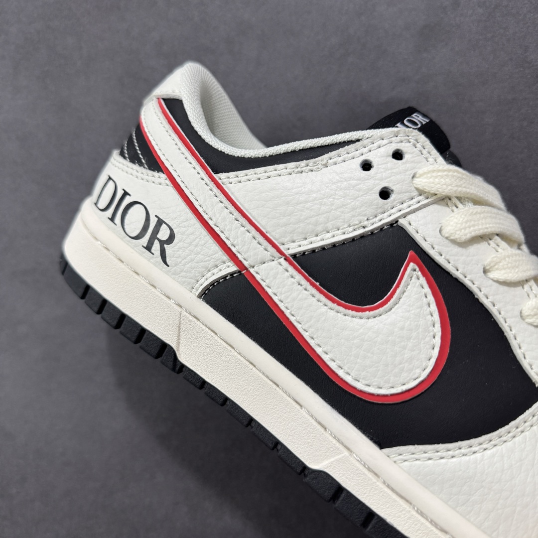 图片[6]-【定制版】NIKE SB Dunk Low x DIOR 米黑小勾 公司级出品 极力推荐 原装头层材料 独家版型蒸餾加工 帶來的是更好的视觉和脚感体验 大厂纯原品质出货 清洁度 电绣工艺 皮料切割干净无任何毛边 细节完美 货号：XX9988 009 尺码： 36 36.5 37.5 38 38.5 39 40 40.5 41 42 42.5 43 44 44.5 45-选品中心