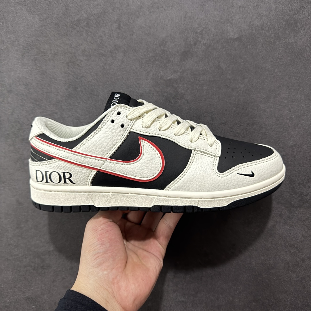 【定制版】NIKE SB Dunk Low x DIOR 米黑小勾 公司级出品 极力推荐 原装头层材料 独家版型蒸餾加工 帶來的是更好的视觉和脚感体验 大厂纯原品质出货 清洁度 电绣工艺 皮料切割干净无任何毛边 细节完美 货号:XX9988 009 尺码: 36 36.5 37.5 38 38.5 39 40 40.5 41 42 42.5 43 44 44.5 45-选品中心