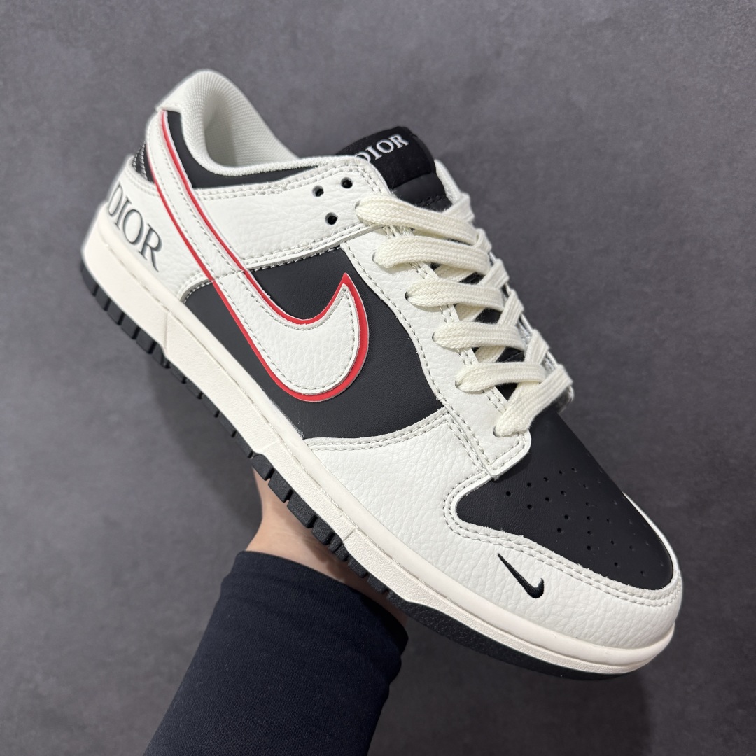 图片[3]-【定制版】NIKE SB Dunk Low x DIOR 米黑小勾 公司级出品 极力推荐 原装头层材料 独家版型蒸餾加工 帶來的是更好的视觉和脚感体验 大厂纯原品质出货 清洁度 电绣工艺 皮料切割干净无任何毛边 细节完美 货号：XX9988 009 尺码： 36 36.5 37.5 38 38.5 39 40 40.5 41 42 42.5 43 44 44.5 45-选品中心