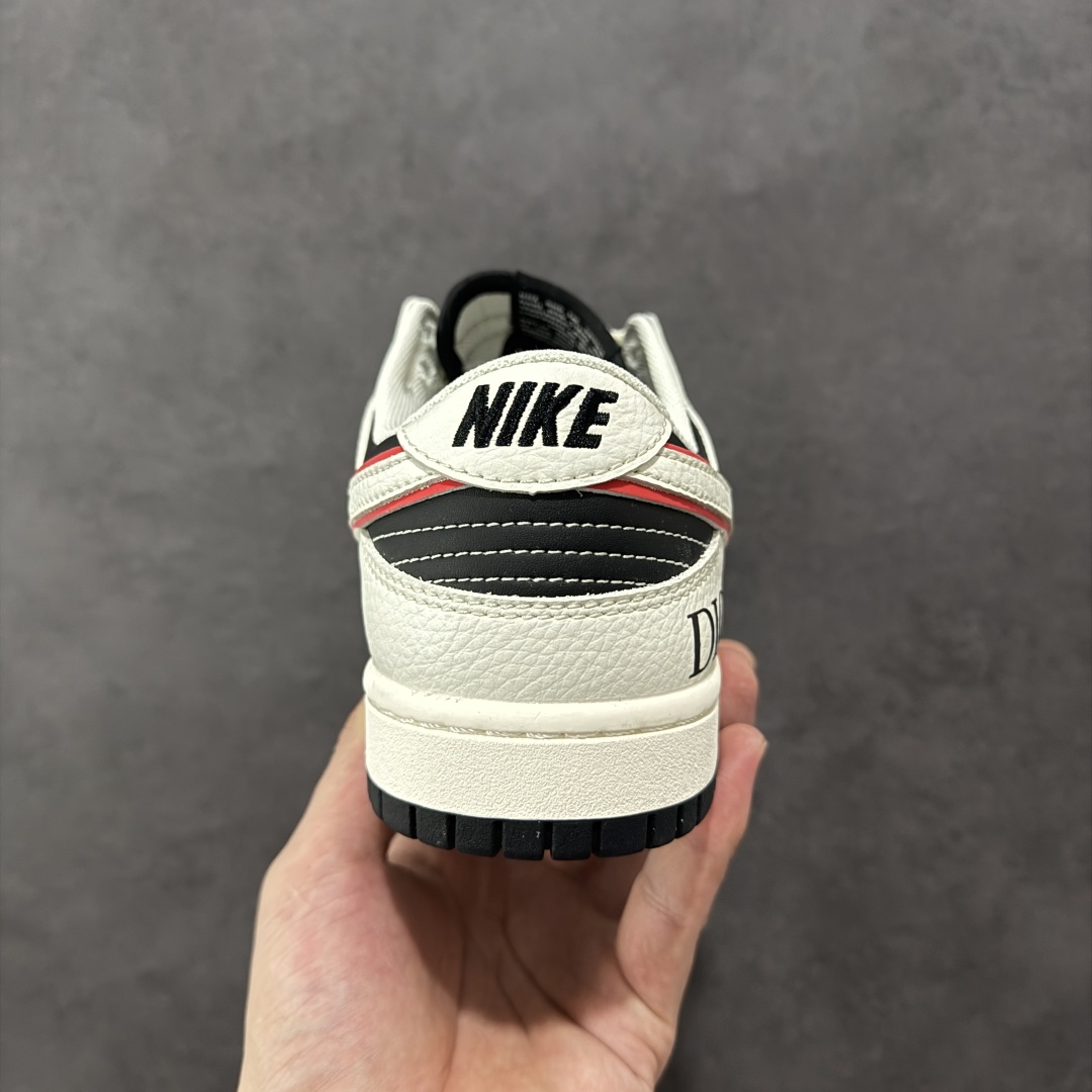 图片[4]-【定制版】NIKE SB Dunk Low x DIOR 米黑小勾 公司级出品 极力推荐 原装头层材料 独家版型蒸餾加工 帶來的是更好的视觉和脚感体验 大厂纯原品质出货 清洁度 电绣工艺 皮料切割干净无任何毛边 细节完美 货号：XX9988 009 尺码： 36 36.5 37.5 38 38.5 39 40 40.5 41 42 42.5 43 44 44.5 45-选品中心
