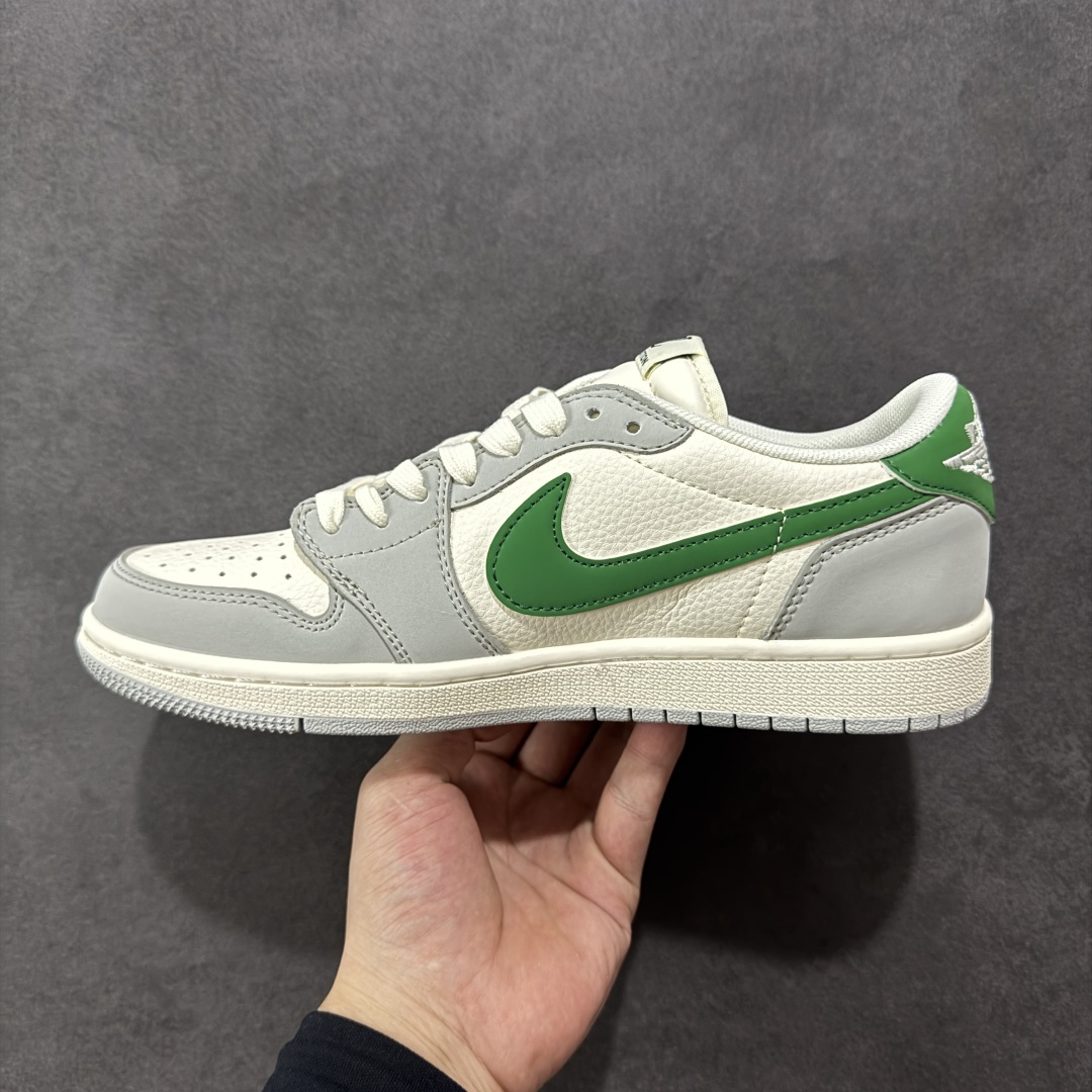 图片[2]-【定制版】Travis Scott x Fragment Design x Air Jordan 1 Low OG SP AJ1 乔1 LV联名 灰绿勾 低帮文化休闲板鞋  #多方联名合作融合了Travis Scott 独特的音乐风格，藤原浩个性的设计风格以及Jordan品牌的经典元素 使其成为一双具有独特身份和价值的鞋子 清新而立体的外观加上联名标识更突出了其独特身份 这种配色方案显示出活力和时尚感 在视觉上引人注目 鞋身的质感和细腻的细节处理使其显得高端而格调十足 这款“倒钩”联名是设计与创意完美结合 融合多方的个性风格是一款备受瞩目的潮流鞋款  货号：ZH2598-166 尺码：36 36.5 37.5 38 38.5 39 40 40.5 41 42 42.5 43 44 44.5 45-选品中心