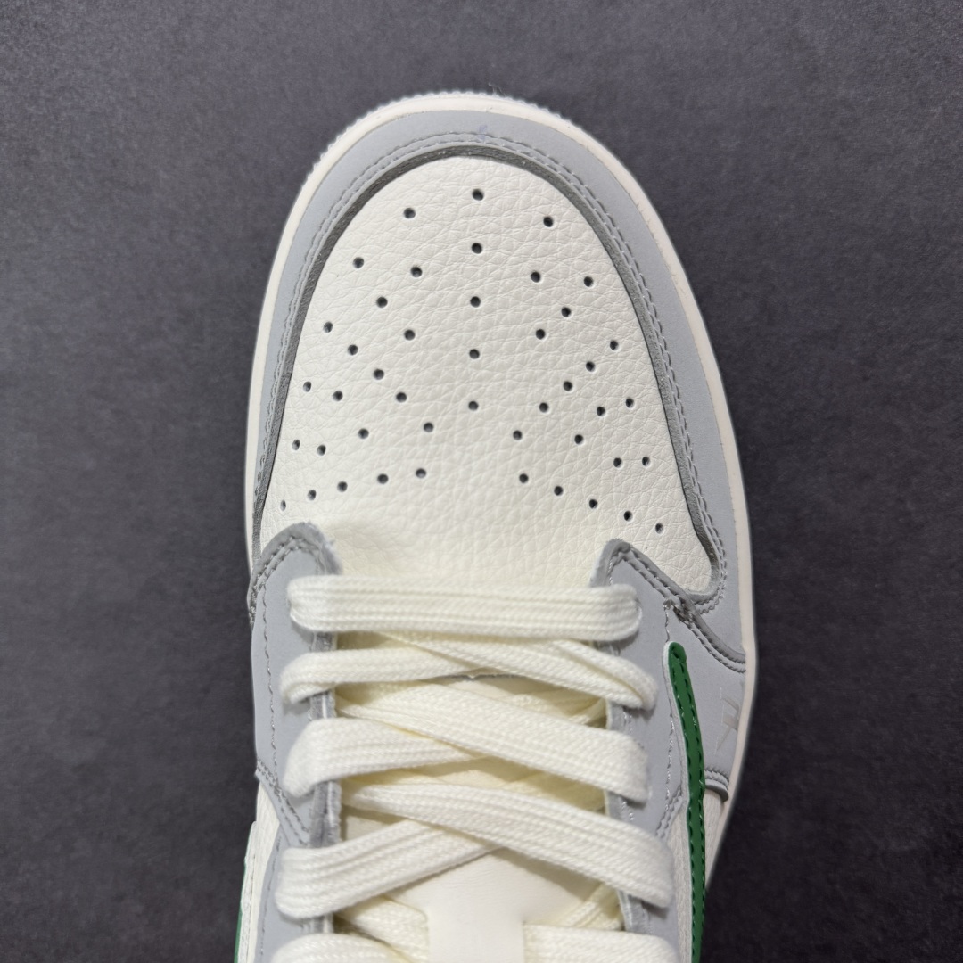 图片[8]-【定制版】Travis Scott x Fragment Design x Air Jordan 1 Low OG SP AJ1 乔1 LV联名 灰绿勾 低帮文化休闲板鞋  #多方联名合作融合了Travis Scott 独特的音乐风格，藤原浩个性的设计风格以及Jordan品牌的经典元素 使其成为一双具有独特身份和价值的鞋子 清新而立体的外观加上联名标识更突出了其独特身份 这种配色方案显示出活力和时尚感 在视觉上引人注目 鞋身的质感和细腻的细节处理使其显得高端而格调十足 这款“倒钩”联名是设计与创意完美结合 融合多方的个性风格是一款备受瞩目的潮流鞋款  货号：ZH2598-166 尺码：36 36.5 37.5 38 38.5 39 40 40.5 41 42 42.5 43 44 44.5 45-选品中心