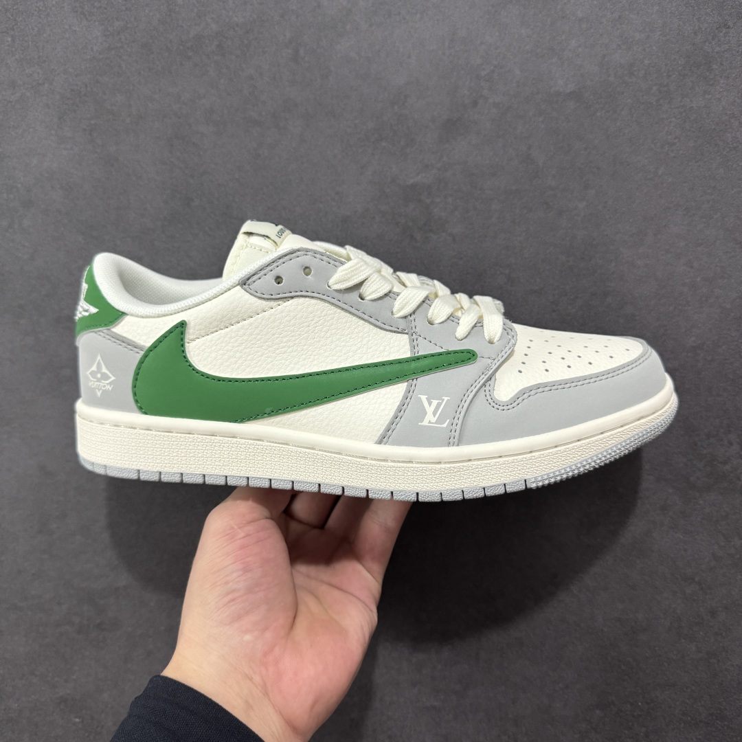 【定制版】Travis Scott x Fragment Design x Air Jordan 1 Low OG SP AJ1 乔1 LV联名 灰绿勾 低帮文化休闲板鞋  #多方联名合作融合了Travis Scott 独特的音乐风格，藤原浩个性的设计风格以及Jordan品牌的经典元素 使其成为一双具有独特身份和价值的鞋子 清新而立体的外观加上联名标识更突出了其独特身份 这种配色方案显示出活力和时尚感 在视觉上引人注目 鞋身的质感和细腻的细节处理使其显得高端而格调十足 这款“倒钩”联名是设计与创意完美结合 融合多方的个性风格是一款备受瞩目的潮流鞋款  货号：ZH2598-166 尺码：36 36.5 37.5 38 38.5 39 40 40.5 41 42 42.5 43 44 44.5 45-选品中心