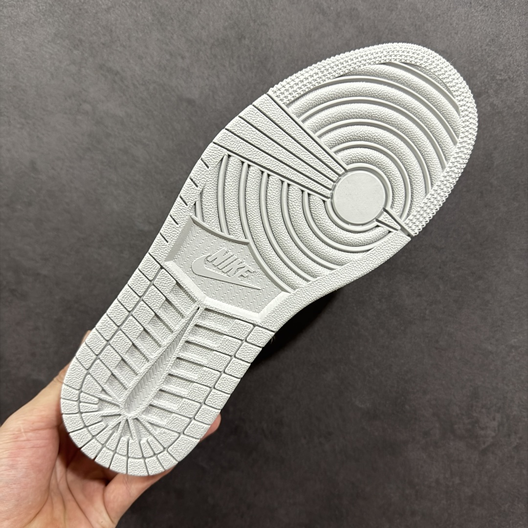 图片[9]-【定制版】Travis Scott x Fragment Design x Air Jordan 1 Low OG SP AJ1 乔1 LV联名 灰绿勾 低帮文化休闲板鞋  #多方联名合作融合了Travis Scott 独特的音乐风格，藤原浩个性的设计风格以及Jordan品牌的经典元素 使其成为一双具有独特身份和价值的鞋子 清新而立体的外观加上联名标识更突出了其独特身份 这种配色方案显示出活力和时尚感 在视觉上引人注目 鞋身的质感和细腻的细节处理使其显得高端而格调十足 这款“倒钩”联名是设计与创意完美结合 融合多方的个性风格是一款备受瞩目的潮流鞋款  货号：ZH2598-166 尺码：36 36.5 37.5 38 38.5 39 40 40.5 41 42 42.5 43 44 44.5 45-选品中心