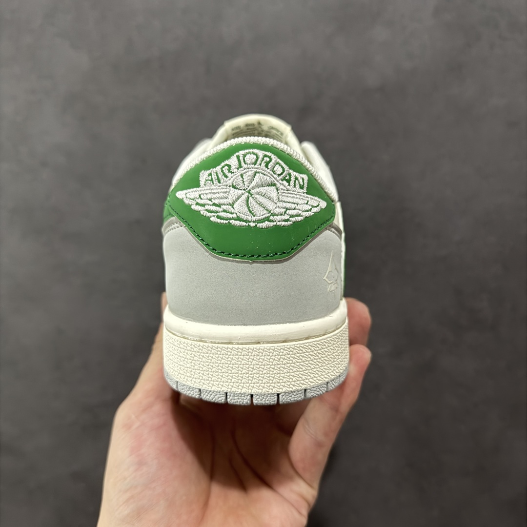 图片[4]-【定制版】Travis Scott x Fragment Design x Air Jordan 1 Low OG SP AJ1 乔1 LV联名 灰绿勾 低帮文化休闲板鞋  #多方联名合作融合了Travis Scott 独特的音乐风格，藤原浩个性的设计风格以及Jordan品牌的经典元素 使其成为一双具有独特身份和价值的鞋子 清新而立体的外观加上联名标识更突出了其独特身份 这种配色方案显示出活力和时尚感 在视觉上引人注目 鞋身的质感和细腻的细节处理使其显得高端而格调十足 这款“倒钩”联名是设计与创意完美结合 融合多方的个性风格是一款备受瞩目的潮流鞋款  货号：ZH2598-166 尺码：36 36.5 37.5 38 38.5 39 40 40.5 41 42 42.5 43 44 44.5 45-选品中心