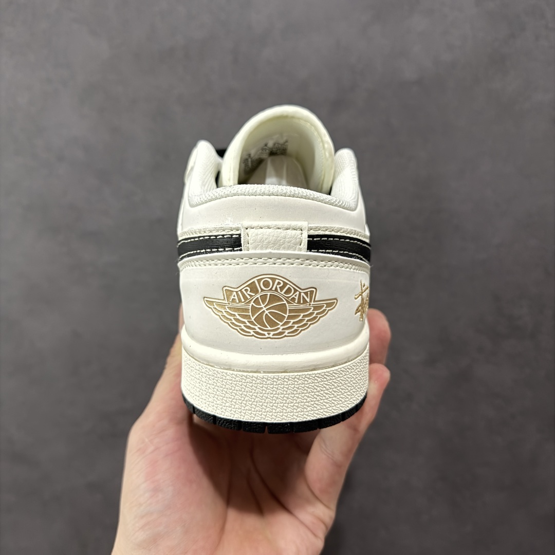 图片[4]-【定制版】Air Jordan 1 Low AJ1 乔1 斯图西联名 拉丝黑勾 高端定制 低帮复古篮球鞋  #定制鞋盒 大厂纯原品质出货 超高清洁度 皮料切割干净无任何毛边 细节完美   货号：XX3168-173 尺码：36 36.5 37.5 38 38.5 39 40 40.5 41 42 42.5 43 44 44.5 45-选品中心