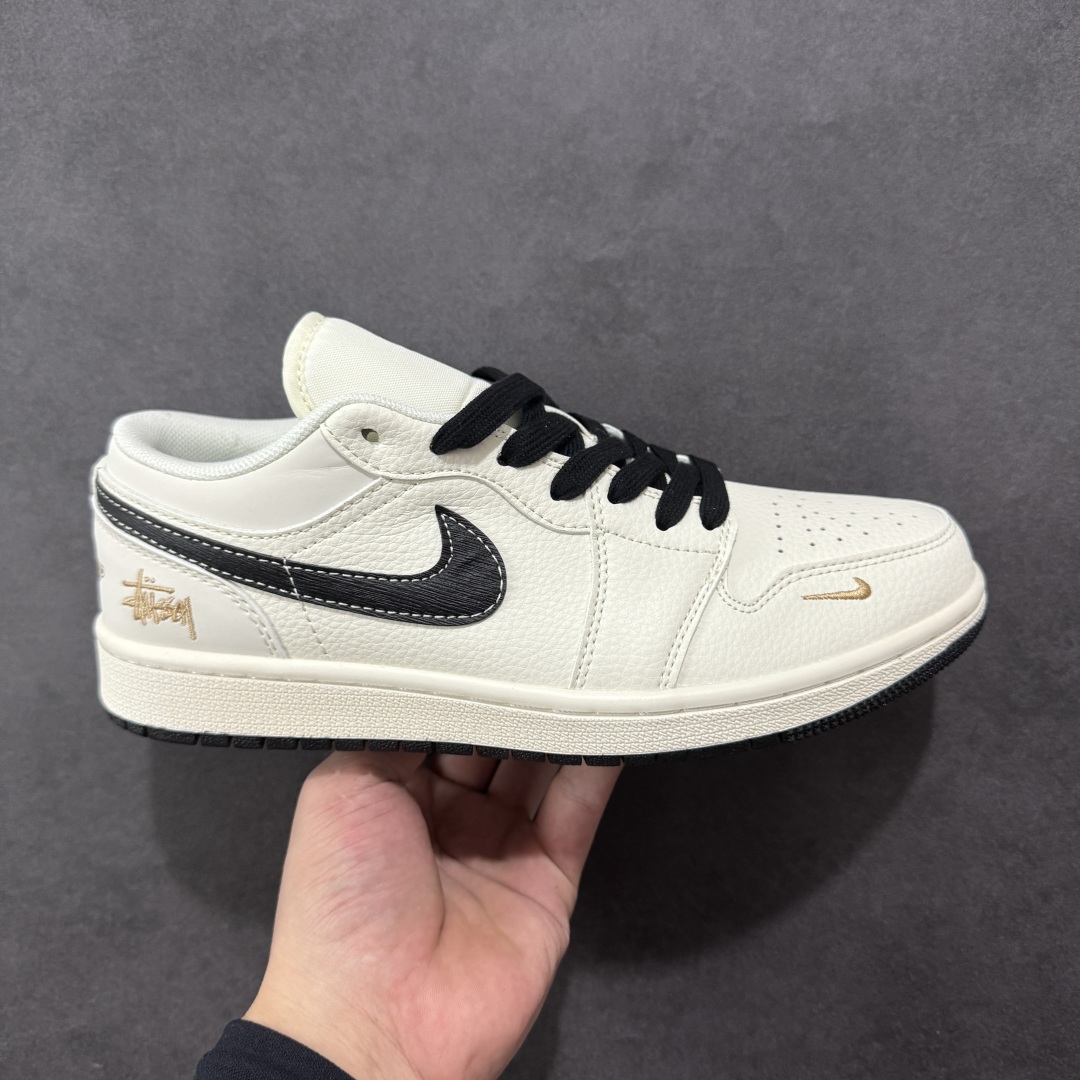 【定制版】Air Jordan 1 Low AJ1 乔1 斯图西联名 拉丝黑勾 高端定制 低帮复古篮球鞋  #定制鞋盒 大厂纯原品质出货 超高清洁度 皮料切割干净无任何毛边 细节完美   货号:XX3168-173 尺码:36 36.5 37.5 38 38.5 39 40 40.5 41 42 42.5 43 44 44.5 45-选品中心