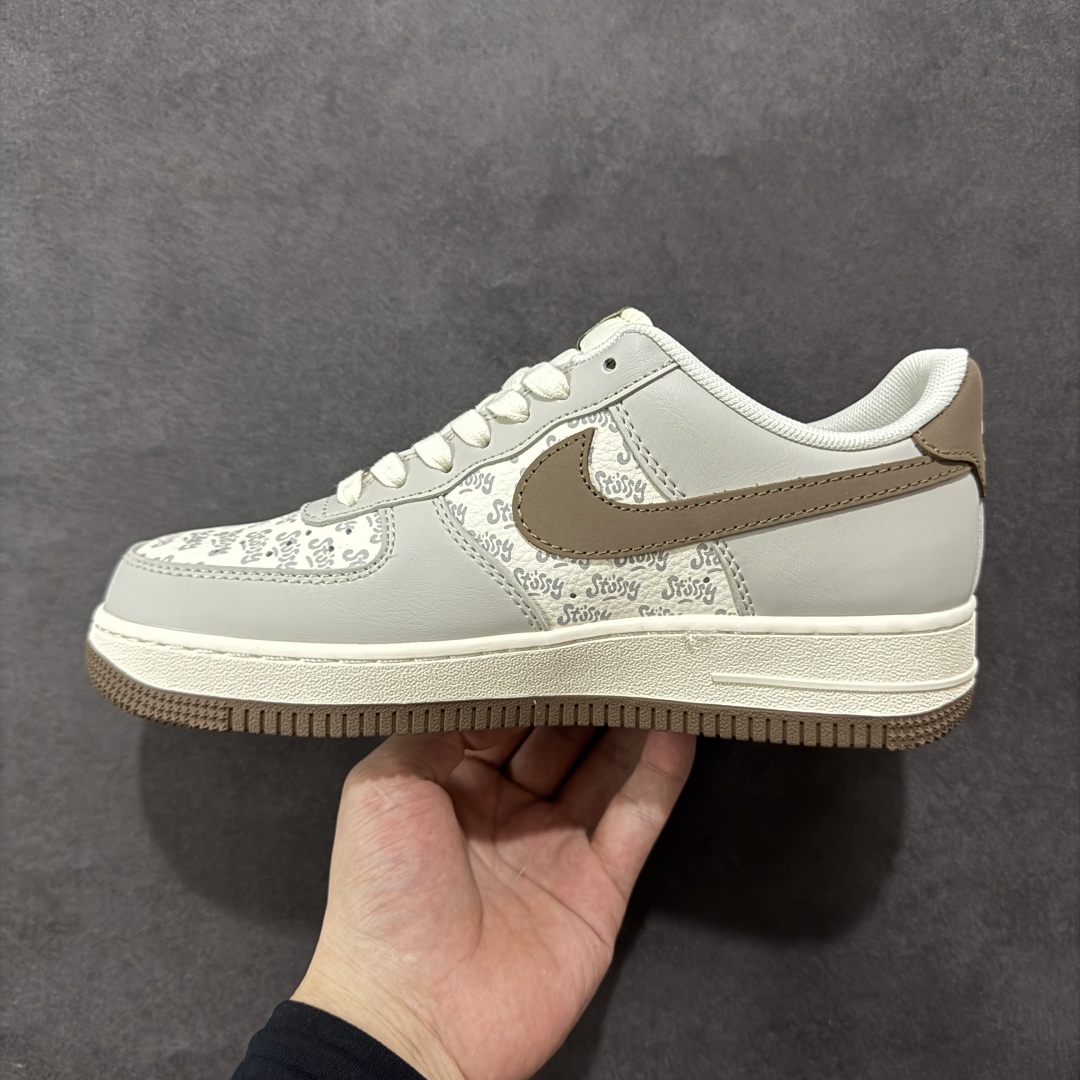 图片[2]-【定制版】Nike Air Force 1\’07 Low 斯图西联名 印花棕勾 空军一号低帮休闲板鞋 ZH2598-320  #原楦头原纸板 原装鞋盒 定制五金配件 内置全掌气垫 原厂鞋底  尺码：36 36.5 37.5 38 38.5 39 40 40.5 41 42 42.5 43 44 44.5 45-选品中心
