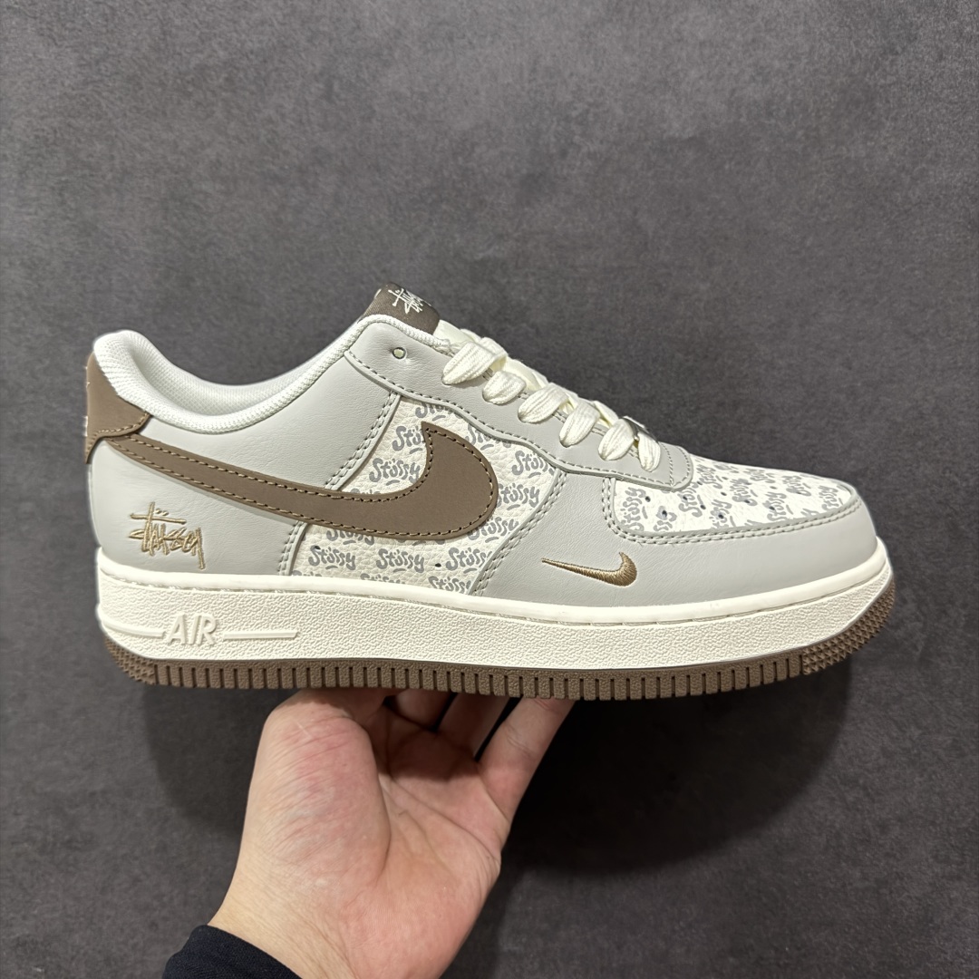 【定制版】Nike Air Force 1\'07 Low 斯图西联名 印花棕勾 空军一号低帮休闲板鞋 ZH2598-320  #原楦头原纸板 原装鞋盒 定制五金配件 内置全掌气垫 原厂鞋底  尺码:36 36.5 37.5 38 38.5 39 40 40.5 41 42 42.5 43 44 44.5 45-选品中心