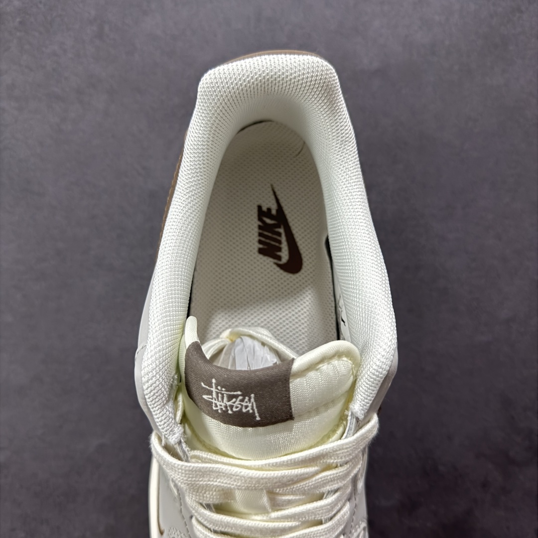 图片[7]-【定制版】Nike Air Force 1\’07 Low 斯图西联名 印花棕勾 空军一号低帮休闲板鞋 ZH2598-320  #原楦头原纸板 原装鞋盒 定制五金配件 内置全掌气垫 原厂鞋底  尺码：36 36.5 37.5 38 38.5 39 40 40.5 41 42 42.5 43 44 44.5 45-选品中心