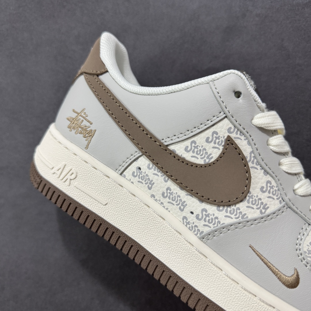 图片[6]-【定制版】Nike Air Force 1\’07 Low 斯图西联名 印花棕勾 空军一号低帮休闲板鞋 ZH2598-320  #原楦头原纸板 原装鞋盒 定制五金配件 内置全掌气垫 原厂鞋底  尺码：36 36.5 37.5 38 38.5 39 40 40.5 41 42 42.5 43 44 44.5 45-选品中心