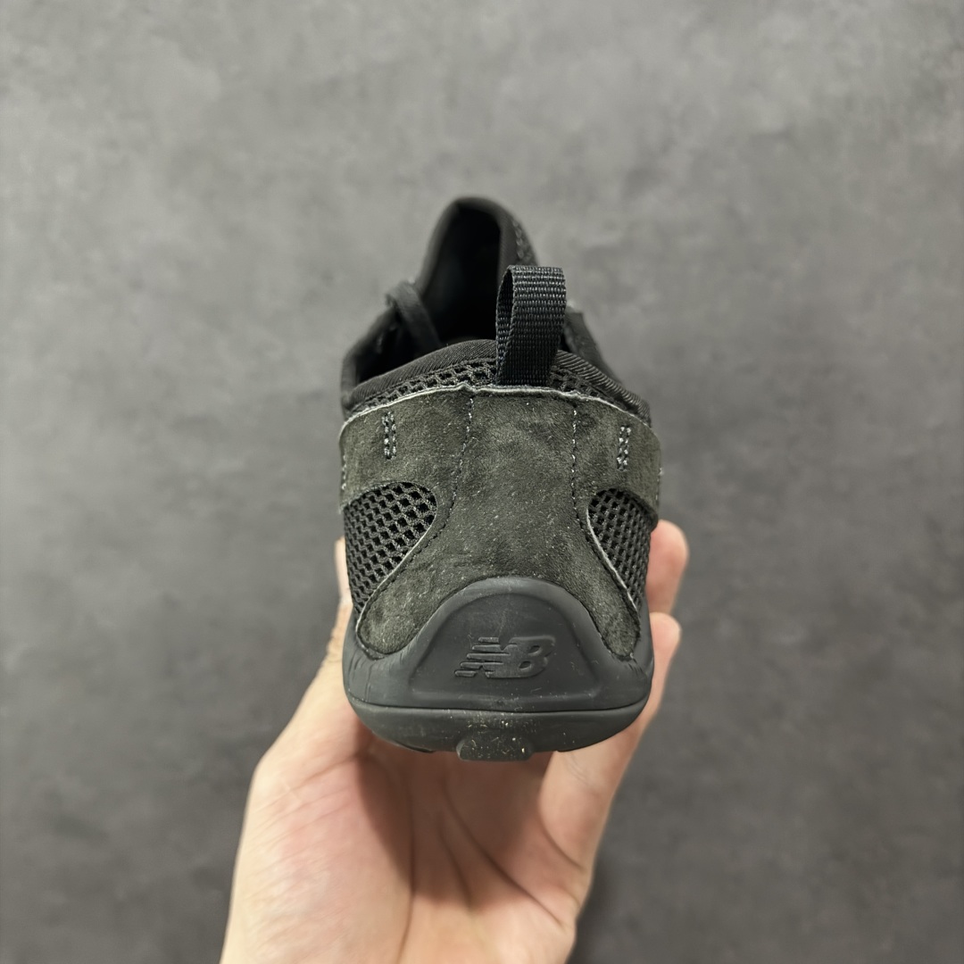 图片[4]-【正确版】ISSEY MIYAKE/ x New Balance NB MT10O 舒适时尚 减震耐磨 低帮 生活休闲鞋 ▪️New Balance MT10O休闲鞋是一款由New Balance与日本时尚品牌（ISSEY MIYAKE）携手打造的联名鞋款。MT10O的设计灵感源自“感官身体和赤足运动”的概念，旨在还原赤足行走的感受。它模仿脚的形状，降低了脚的高度和体积，同时保留了越野跑的元素。鞋面采用轻质网布与柔软皮革相结合，既保证了透气性，又增添了质感。细绳鞋带的设计简约而不失时尚感。鞋底采用Vibram橡胶大底，赋予卓越的抓地力，适合多种地形穿着。中底采用薄薄的缓冲层，提供舒适的穿着体验。鞋身紧贴脚面，形成良好的包裹性，减少脚在鞋内的移动与摩擦。4毫米的低坡差设计更适合自然的中足落地方式，尽可能贴近地面，让穿着者能够更贴近地面，感受大自然的每一丝呼吸。 货号：MT10OAC 尺码：36-45-选品中心