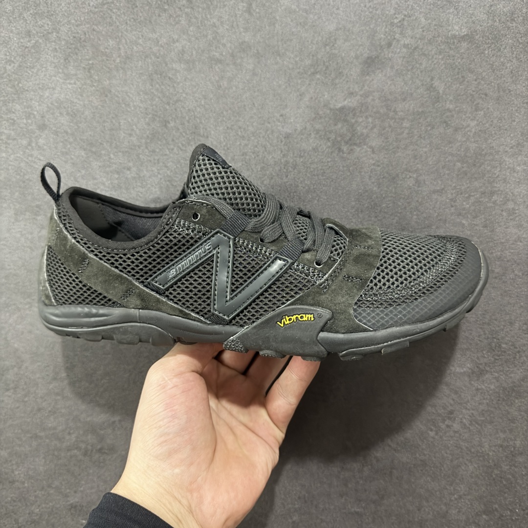 【正确版】ISSEY MIYAKE/ x New Balance NB MT10O 舒适时尚 减震耐磨 低帮 生活休闲鞋 ▪️New Balance MT10O休闲鞋是一款由New Balance与日本时尚品牌(ISSEY MIYAKE)携手打造的联名鞋款。MT10O的设计灵感源自“感官身体和赤足运动”的概念,旨在还原赤足行走的感受。它模仿脚的形状,降低了脚的高度和体积,同时保留了越野跑的元素。鞋面采用轻质网布与柔软皮革相结合,既保证了透气性,又增添了质感。细绳鞋带的设计简约而不失时尚感。鞋底采用Vibram橡胶大底,赋予卓越的抓地力,适合多种地形穿着。中底采用薄薄的缓冲层,提供舒适的穿着体验。鞋身紧贴脚面,形成良好的包裹性,减少脚在鞋内的移动与摩擦。4毫米的低坡差设计更适合自然的中足落地方式,尽可能贴近地面,让穿着者能够更贴近地面,感受大自然的每一丝呼吸。 货号:MT10OAC 尺码:36-45-选品中心
