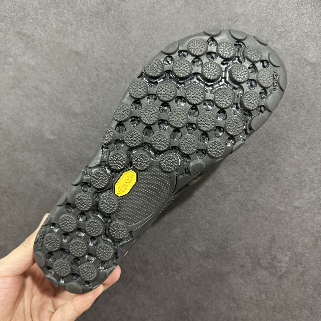 图片[9]-【正确版】ISSEY MIYAKE/ x New Balance NB MT10O 舒适时尚 减震耐磨 低帮 生活休闲鞋 ▪️New Balance MT10O休闲鞋是一款由New Balance与日本时尚品牌（ISSEY MIYAKE）携手打造的联名鞋款。MT10O的设计灵感源自“感官身体和赤足运动”的概念，旨在还原赤足行走的感受。它模仿脚的形状，降低了脚的高度和体积，同时保留了越野跑的元素。鞋面采用轻质网布与柔软皮革相结合，既保证了透气性，又增添了质感。细绳鞋带的设计简约而不失时尚感。鞋底采用Vibram橡胶大底，赋予卓越的抓地力，适合多种地形穿着。中底采用薄薄的缓冲层，提供舒适的穿着体验。鞋身紧贴脚面，形成良好的包裹性，减少脚在鞋内的移动与摩擦。4毫米的低坡差设计更适合自然的中足落地方式，尽可能贴近地面，让穿着者能够更贴近地面，感受大自然的每一丝呼吸。 货号：MT10OAC 尺码：36-45-选品中心