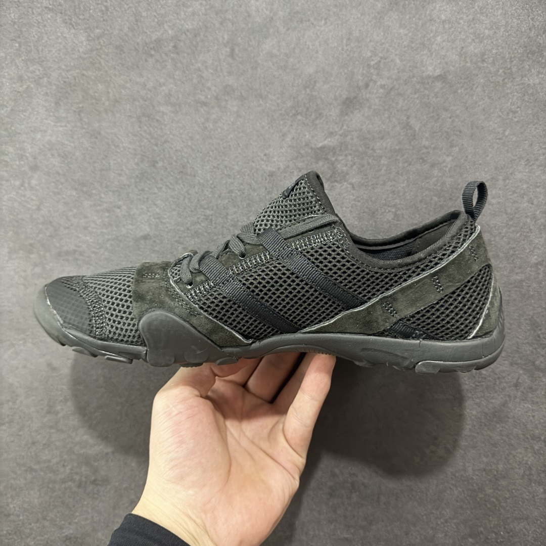 图片[2]-【正确版】ISSEY MIYAKE/ x New Balance NB MT10O 舒适时尚 减震耐磨 低帮 生活休闲鞋 ▪️New Balance MT10O休闲鞋是一款由New Balance与日本时尚品牌（ISSEY MIYAKE）携手打造的联名鞋款。MT10O的设计灵感源自“感官身体和赤足运动”的概念，旨在还原赤足行走的感受。它模仿脚的形状，降低了脚的高度和体积，同时保留了越野跑的元素。鞋面采用轻质网布与柔软皮革相结合，既保证了透气性，又增添了质感。细绳鞋带的设计简约而不失时尚感。鞋底采用Vibram橡胶大底，赋予卓越的抓地力，适合多种地形穿着。中底采用薄薄的缓冲层，提供舒适的穿着体验。鞋身紧贴脚面，形成良好的包裹性，减少脚在鞋内的移动与摩擦。4毫米的低坡差设计更适合自然的中足落地方式，尽可能贴近地面，让穿着者能够更贴近地面，感受大自然的每一丝呼吸。 货号：MT10OAC 尺码：36-45-选品中心