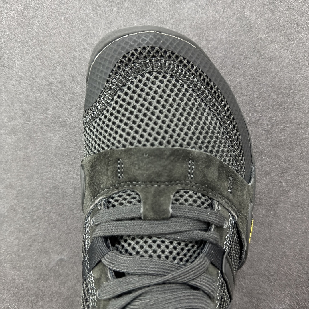 图片[8]-【正确版】ISSEY MIYAKE/ x New Balance NB MT10O 舒适时尚 减震耐磨 低帮 生活休闲鞋 ▪️New Balance MT10O休闲鞋是一款由New Balance与日本时尚品牌（ISSEY MIYAKE）携手打造的联名鞋款。MT10O的设计灵感源自“感官身体和赤足运动”的概念，旨在还原赤足行走的感受。它模仿脚的形状，降低了脚的高度和体积，同时保留了越野跑的元素。鞋面采用轻质网布与柔软皮革相结合，既保证了透气性，又增添了质感。细绳鞋带的设计简约而不失时尚感。鞋底采用Vibram橡胶大底，赋予卓越的抓地力，适合多种地形穿着。中底采用薄薄的缓冲层，提供舒适的穿着体验。鞋身紧贴脚面，形成良好的包裹性，减少脚在鞋内的移动与摩擦。4毫米的低坡差设计更适合自然的中足落地方式，尽可能贴近地面，让穿着者能够更贴近地面，感受大自然的每一丝呼吸。 货号：MT10OAC 尺码：36-45-选品中心