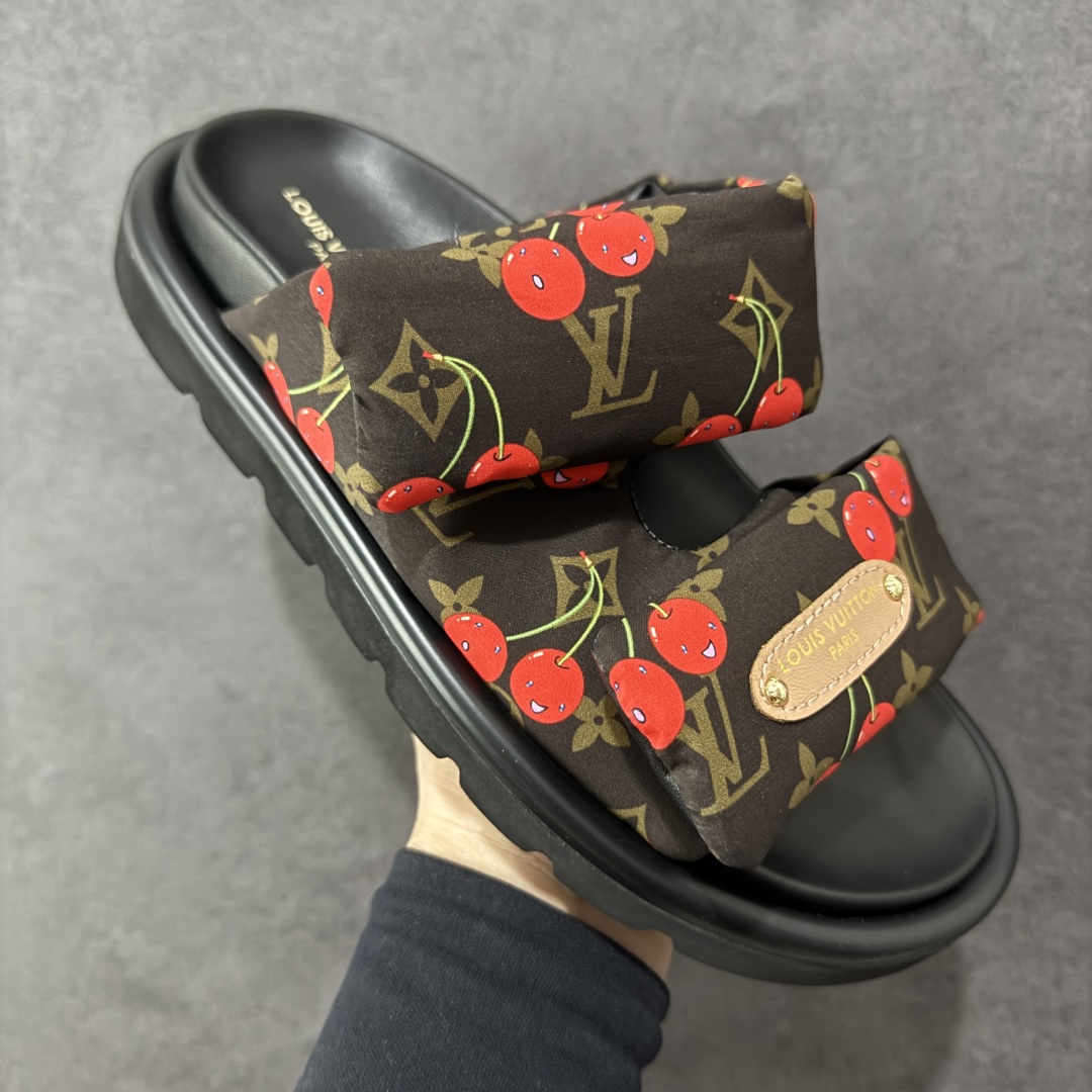 图片[3]-【广东纯原版本】LOUIS VUITTON ｜路易威登2025ss最新春夏款 村上隆/Takashi Murakami x LOUIS Pool Pillow Comfort 皮革 圆头套脚一字拖鞋 男女款 白色 室内外穿着皆宜。纯羊羔毛材质，鞋面受专水台高密度发泡材质，轻盈舒适，鞋底厚度3.5。 上脚超显腿长 尺码：35 36 37 38 39 40 41 42 43 44 45-选品中心