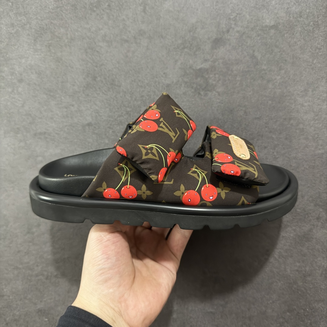 【广东纯原版本】LOUIS VUITTON ｜路易威登2025ss最新春夏款 村上隆/Takashi Murakami x LOUIS Pool Pillow Comfort 皮革 圆头套脚一字拖鞋 男女款 白色 室内外穿着皆宜。纯羊羔毛材质，鞋面受专水台高密度发泡材质，轻盈舒适，鞋底厚度3.5。 上脚超显腿长 尺码：35 36 37 38 39 40 41 42 43 44 45-选品中心