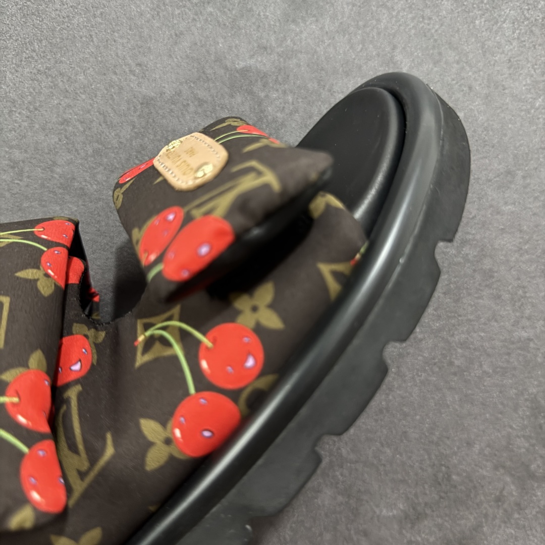 图片[5]-【广东纯原版本】LOUIS VUITTON ｜路易威登2025ss最新春夏款 村上隆/Takashi Murakami x LOUIS Pool Pillow Comfort 皮革 圆头套脚一字拖鞋 男女款 白色 室内外穿着皆宜。纯羊羔毛材质，鞋面受专水台高密度发泡材质，轻盈舒适，鞋底厚度3.5。 上脚超显腿长 尺码：35 36 37 38 39 40 41 42 43 44 45-选品中心