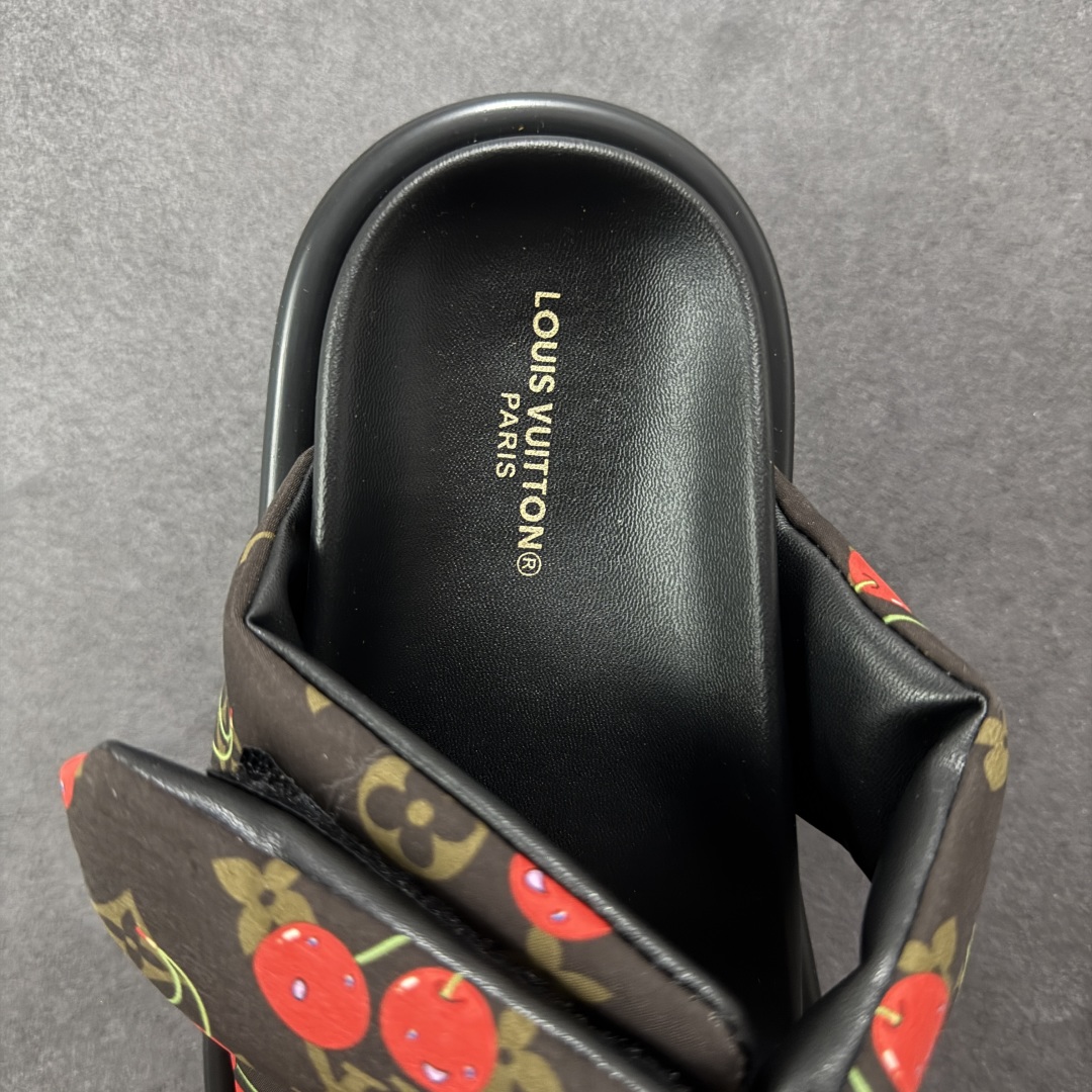 图片[7]-【广东纯原版本】LOUIS VUITTON ｜路易威登2025ss最新春夏款 村上隆/Takashi Murakami x LOUIS Pool Pillow Comfort 皮革 圆头套脚一字拖鞋 男女款 白色 室内外穿着皆宜。纯羊羔毛材质，鞋面受专水台高密度发泡材质，轻盈舒适，鞋底厚度3.5。 上脚超显腿长 尺码：35 36 37 38 39 40 41 42 43 44 45-选品中心