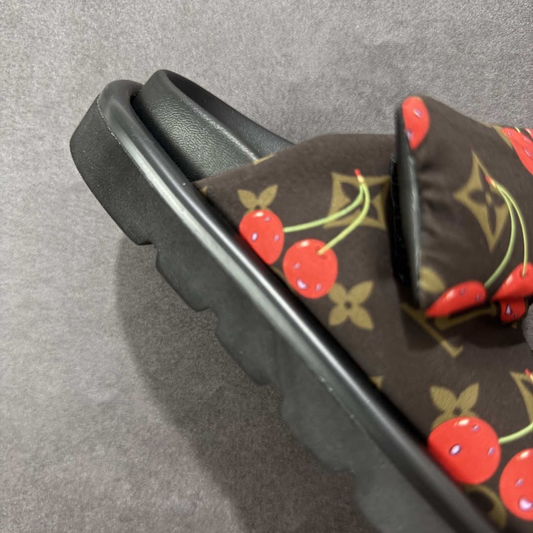 图片[6]-【广东纯原版本】LOUIS VUITTON ｜路易威登2025ss最新春夏款 村上隆/Takashi Murakami x LOUIS Pool Pillow Comfort 皮革 圆头套脚一字拖鞋 男女款 白色 室内外穿着皆宜。纯羊羔毛材质，鞋面受专水台高密度发泡材质，轻盈舒适，鞋底厚度3.5。 上脚超显腿长 尺码：35 36 37 38 39 40 41 42 43 44 45-选品中心