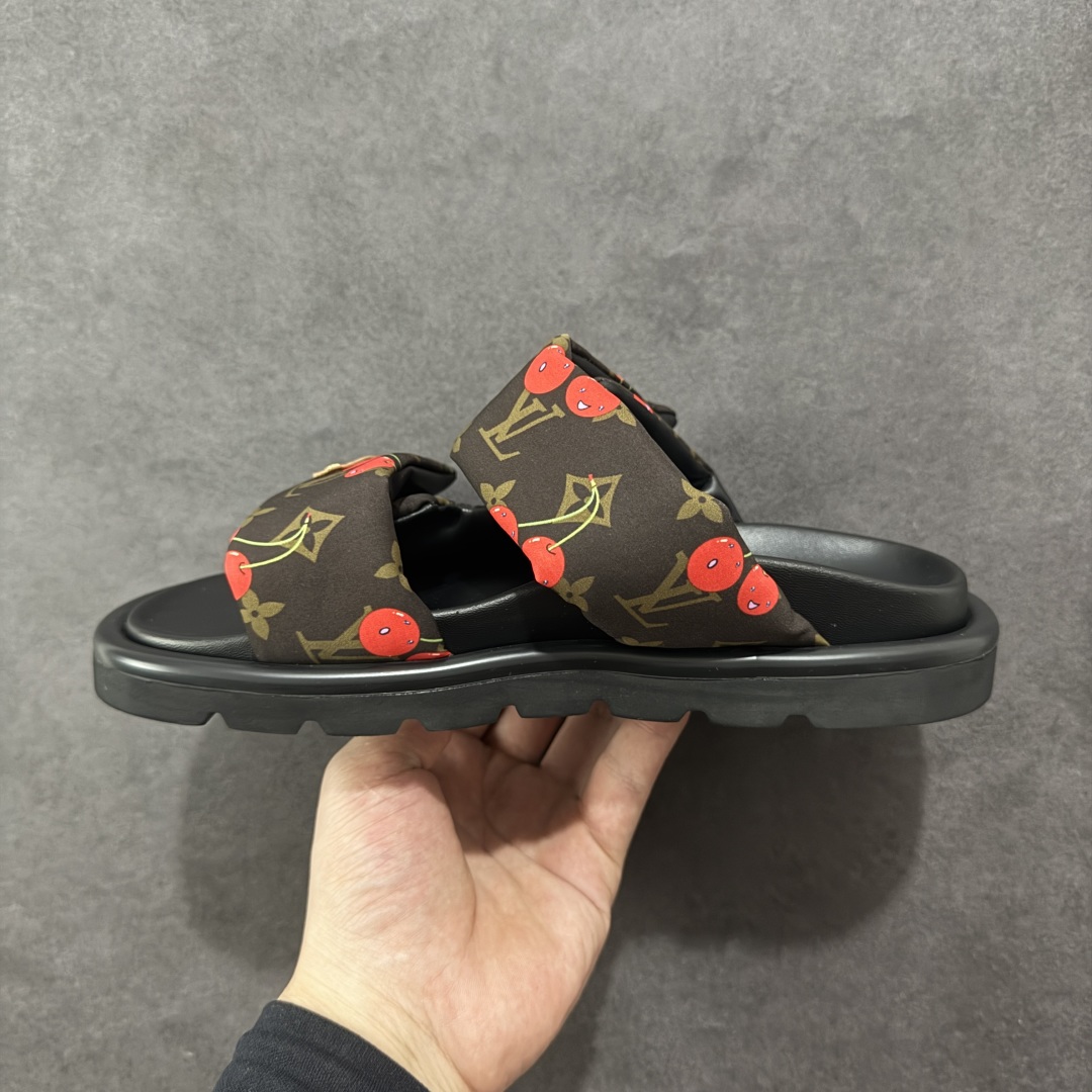 图片[2]-【广东纯原版本】LOUIS VUITTON ｜路易威登2025ss最新春夏款 村上隆/Takashi Murakami x LOUIS Pool Pillow Comfort 皮革 圆头套脚一字拖鞋 男女款 白色 室内外穿着皆宜。纯羊羔毛材质，鞋面受专水台高密度发泡材质，轻盈舒适，鞋底厚度3.5。 上脚超显腿长 尺码：35 36 37 38 39 40 41 42 43 44 45-选品中心