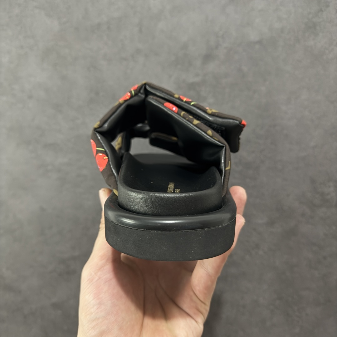 图片[4]-【广东纯原版本】LOUIS VUITTON ｜路易威登2025ss最新春夏款 村上隆/Takashi Murakami x LOUIS Pool Pillow Comfort 皮革 圆头套脚一字拖鞋 男女款 白色 室内外穿着皆宜。纯羊羔毛材质，鞋面受专水台高密度发泡材质，轻盈舒适，鞋底厚度3.5。 上脚超显腿长 尺码：35 36 37 38 39 40 41 42 43 44 45-选品中心