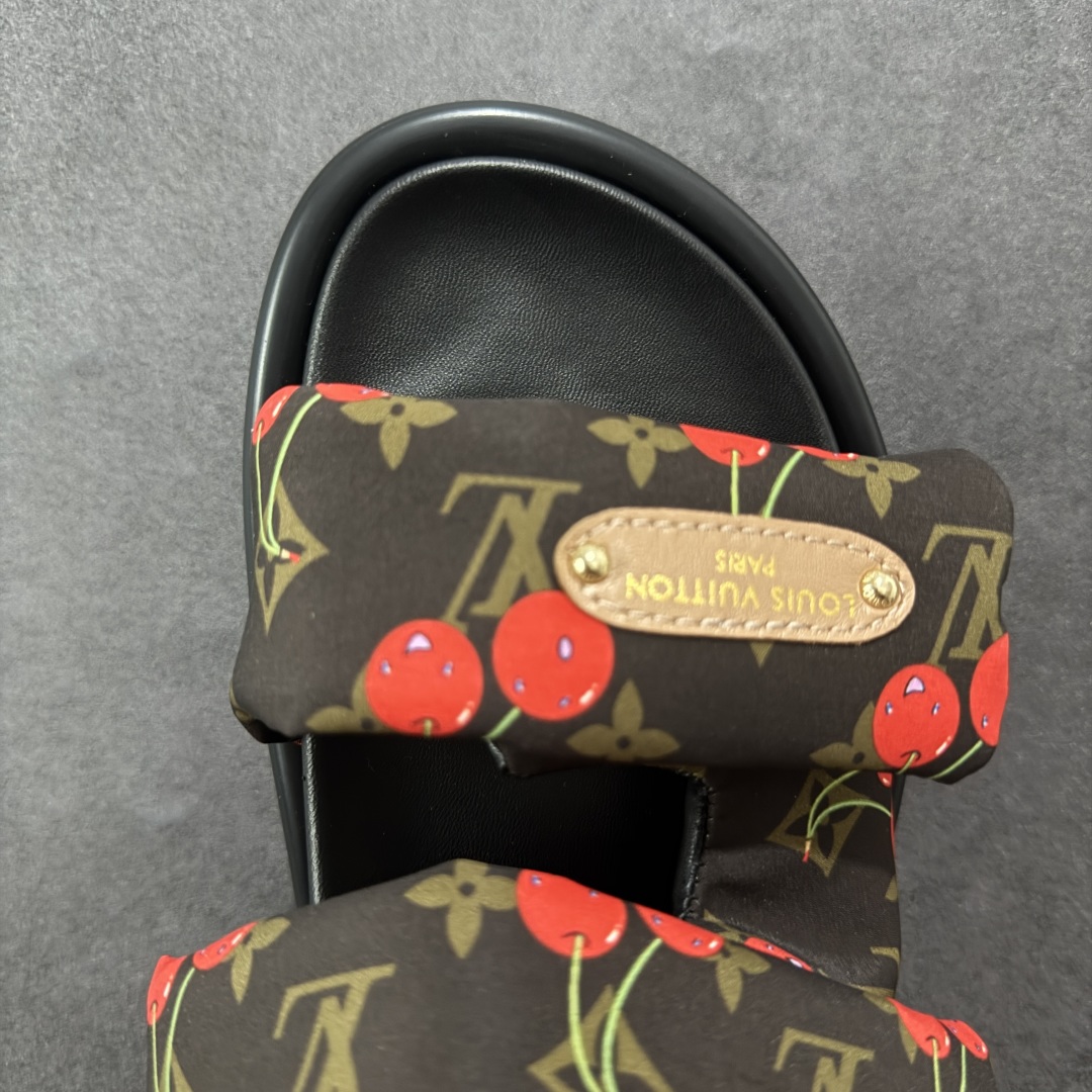 图片[8]-【广东纯原版本】LOUIS VUITTON ｜路易威登2025ss最新春夏款 村上隆/Takashi Murakami x LOUIS Pool Pillow Comfort 皮革 圆头套脚一字拖鞋 男女款 白色 室内外穿着皆宜。纯羊羔毛材质，鞋面受专水台高密度发泡材质，轻盈舒适，鞋底厚度3.5。 上脚超显腿长 尺码：35 36 37 38 39 40 41 42 43 44 45-选品中心