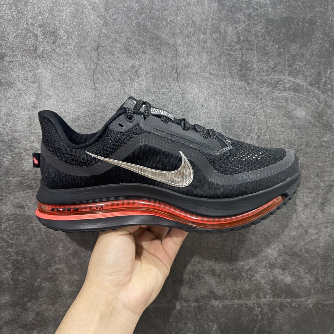 【XE纯原版】Nike Pegasus Premium Airscape 舒适百搭减震防滑耐磨透气 低帮跑步鞋 男款 黑红    目前市场最强品质 原版购入开发 一切材质配件均匀原版一致 完美版型 高端玩家必推版本 高价零售必推版本 欢迎对比市面任意版本‼️ 这双鞋简直是时尚与科技的完美融合。 经典黑色鞋面，质感爆棚，搭配超亮眼的银色大勾子，瞬间成为街头焦点。 鞋侧独特小吊牌，细节满满，个性直接拉满。  脚下的全掌气垫更是亮点，红黑配色超吸睛，不仅颜值在线，缓震性能更是一绝。 不管是日常出街还是慢跑锻炼，都能给双脚极致舒适体验。  码数超全，36 - 46 码任你选！别犹豫啦，穿上它，轻松走出潮流范，开启你的时尚运动新旅程！   #独家原包 原底原料 开模打造  #原厂鞋标 高精密准度  #原楦原纸板开发 匹配原版98%以上  #后跟弧度 正确呈现  #原厂皮料 质感无敌  #皮料切割干净 无任何毛边 清洁度细节完美    男码货号：HQ2592-003 码段：39-46  女码货号：HQ2593-003 码段：36-39-选品中心